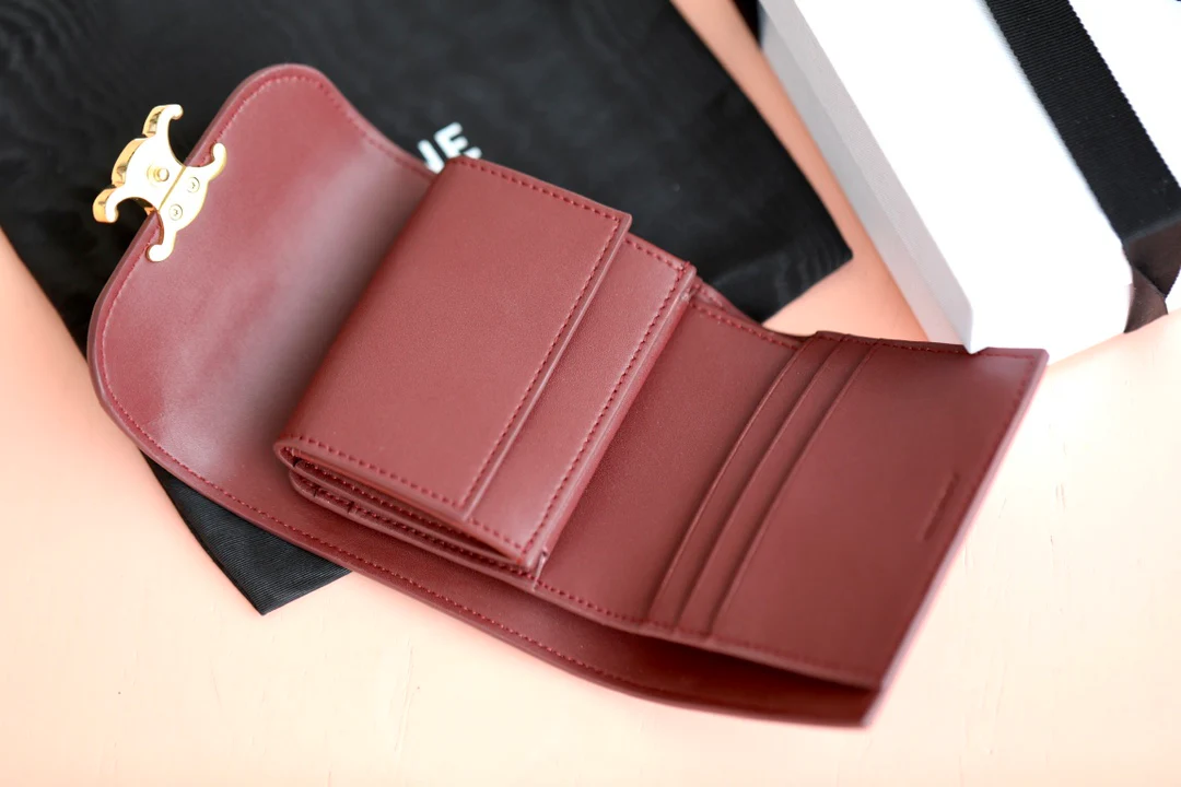 Маленький глянцевый кошелек Triomphe с клапаном из овечьей кожи, бордовый.