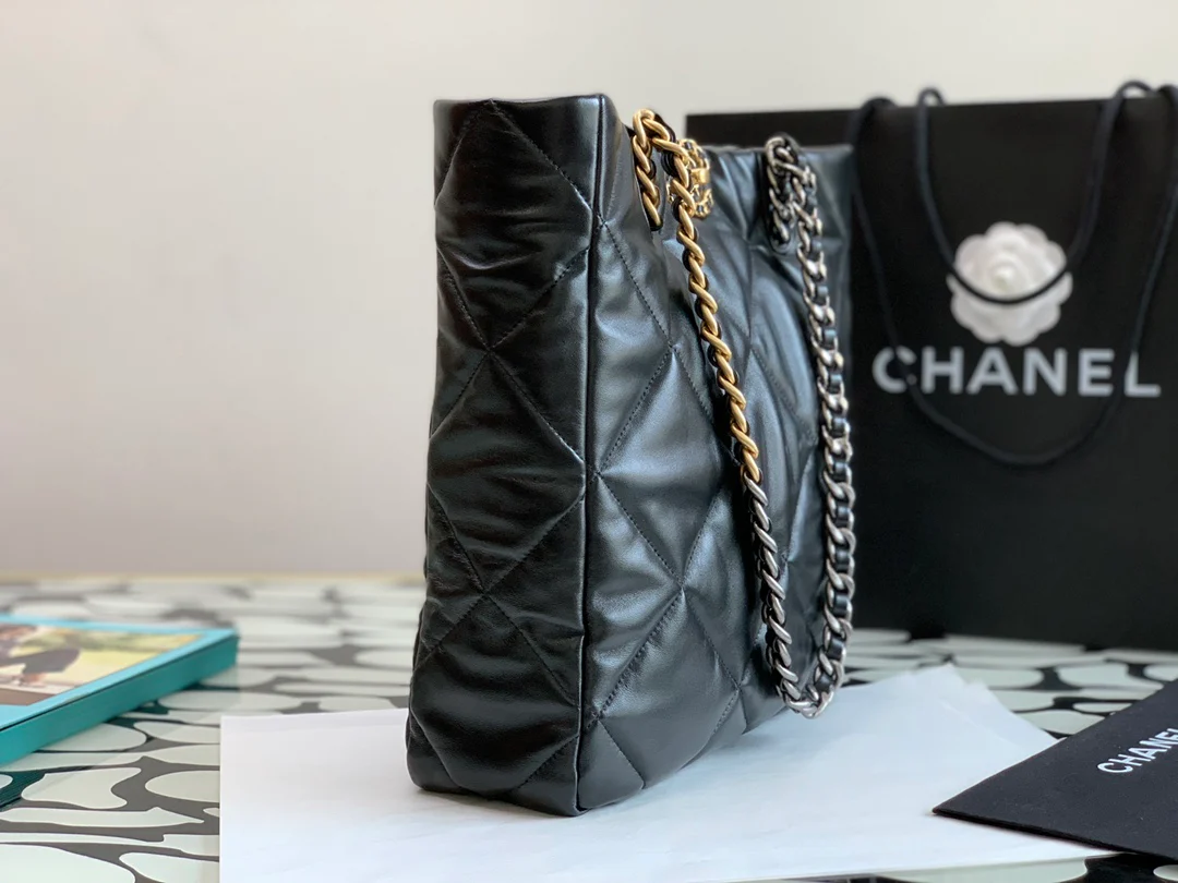 Новая сумка-шоппер Chanel 2022 года из овечьей кожи.