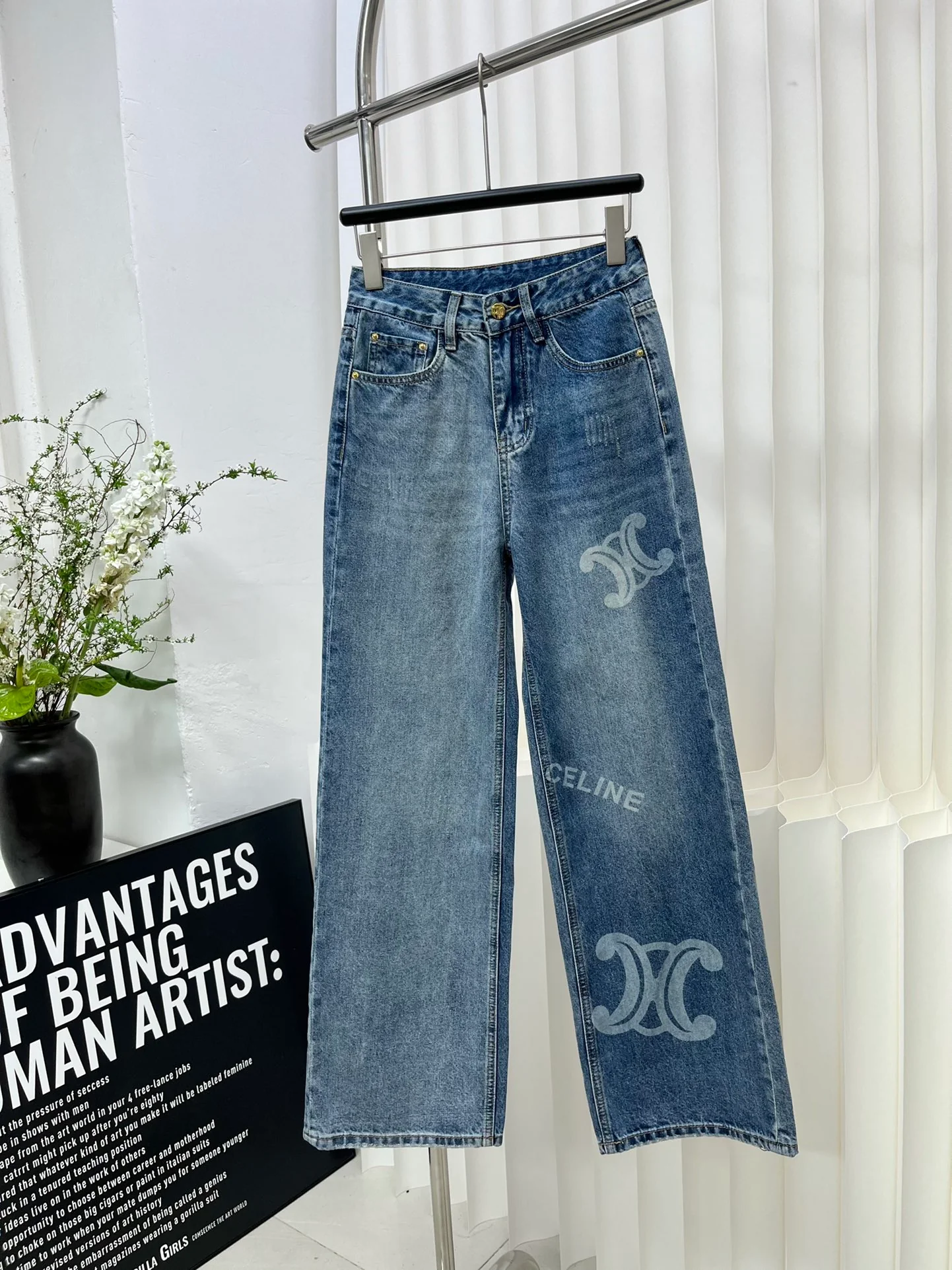 Классические джинсы Celine 2403 с цветными блоками и логотипом.