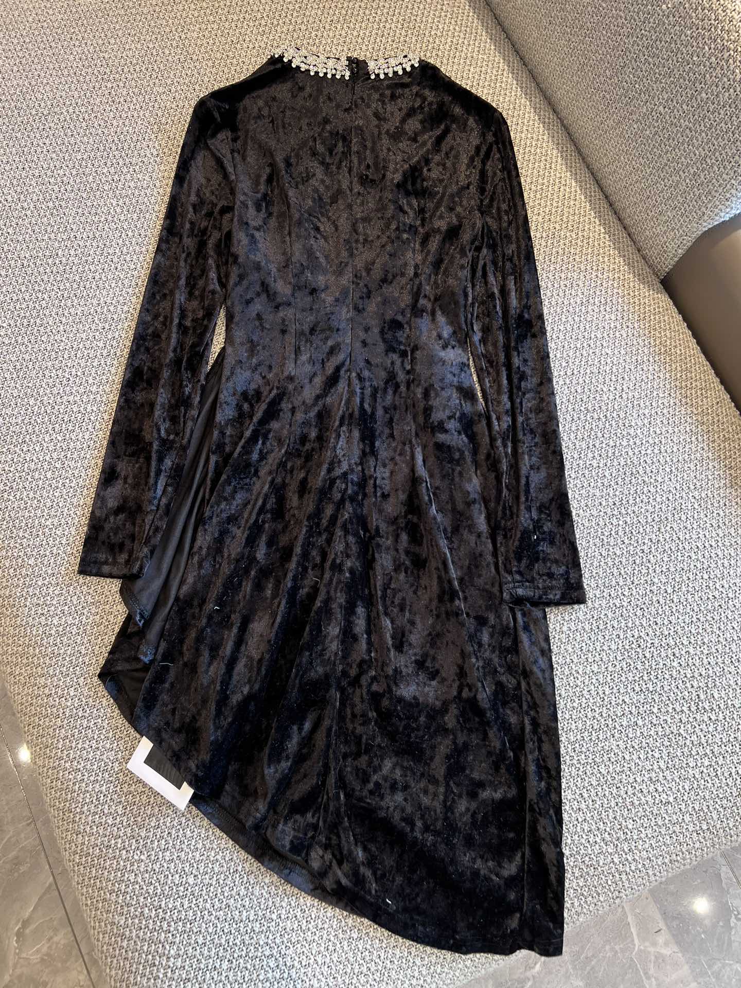 Chanel 2403 — Изысканное бархатное платье класса люкс с воротником-стойкой, украшенным стразами, и асимметричными длинными рукавами — Черное