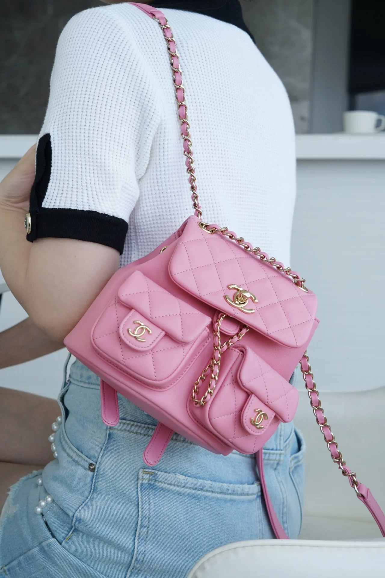 Коллекция Chanel Весна/Лето 2023 - Duma - Однотонный рюкзак из телячьей кожи - Розовый - Мини