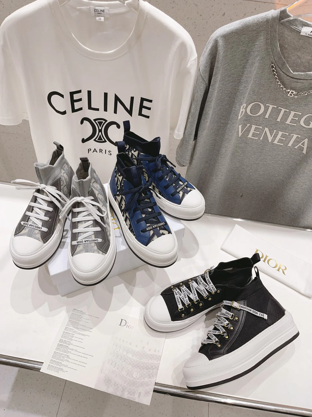 Коллекция Dior Pre-Fall 2023 с подиума - Высокие повседневные кроссовки - Серые