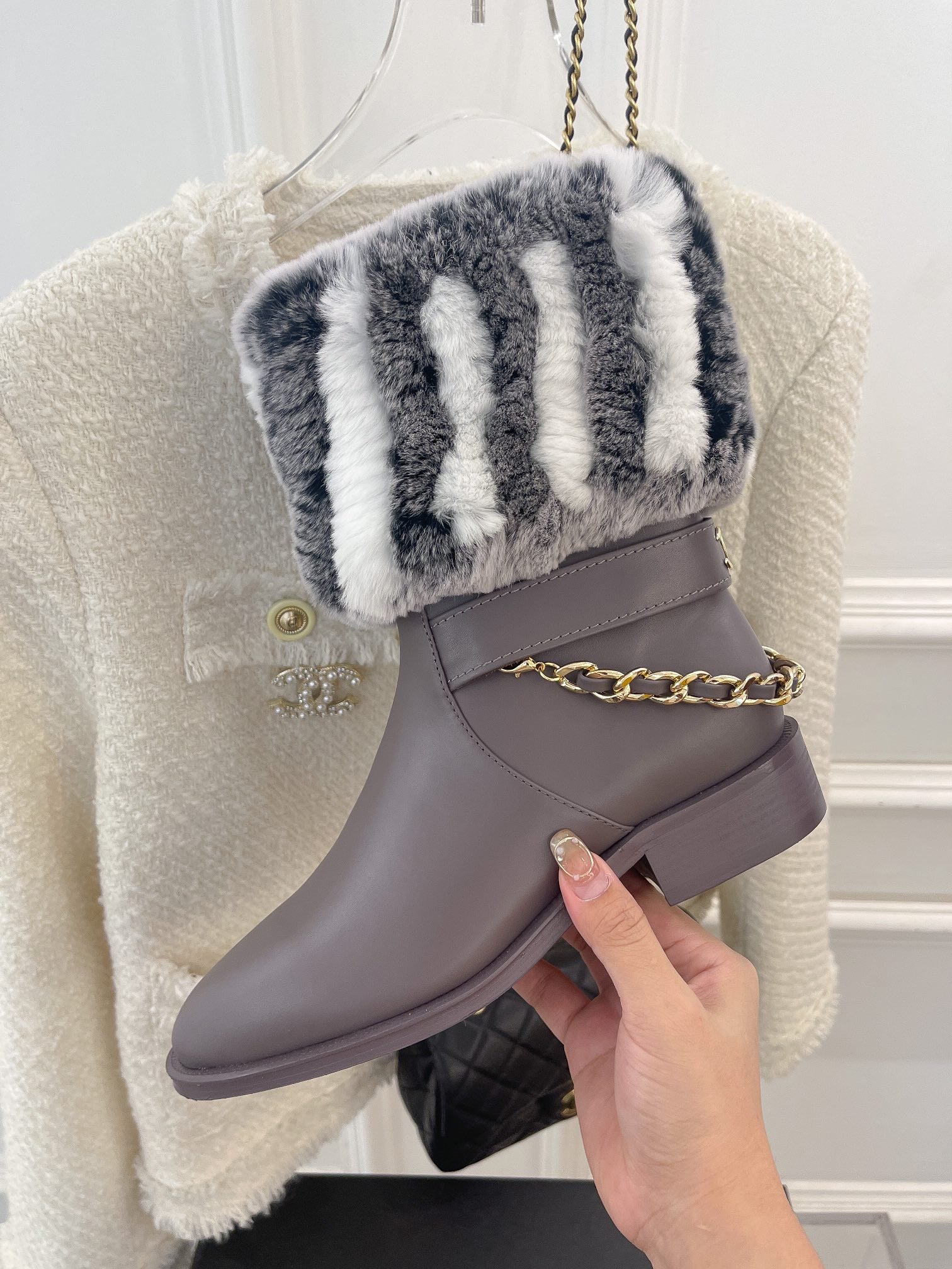 Новинка весны 2022 года от Chanel - Меховые ботильоны - Серые