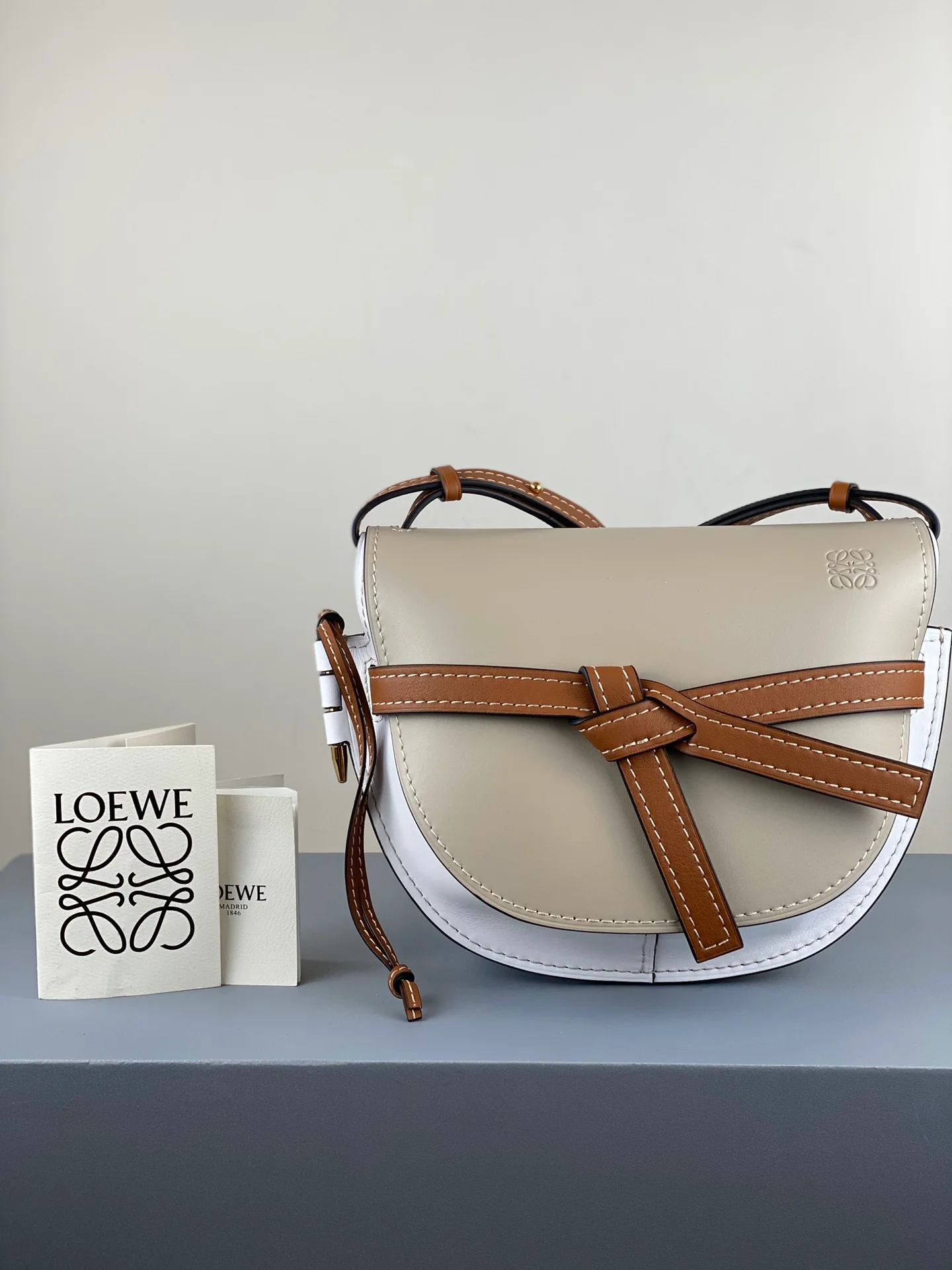 Loewe-gate-mini-21x12-5x9-5-cm-12