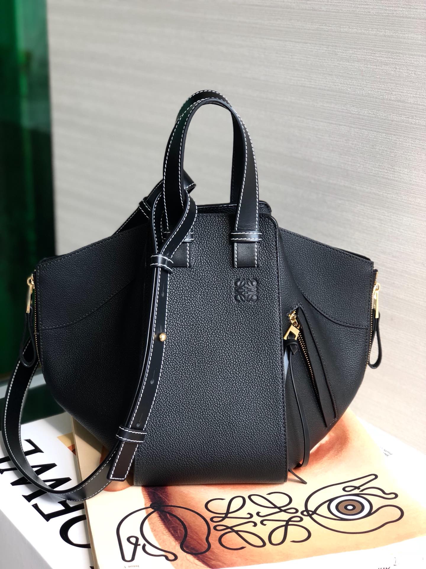 Гамак Loewe, маленький (13,5 x 25 x 30 см), черный с фактурной поверхностью и золотистой фурнитурой.