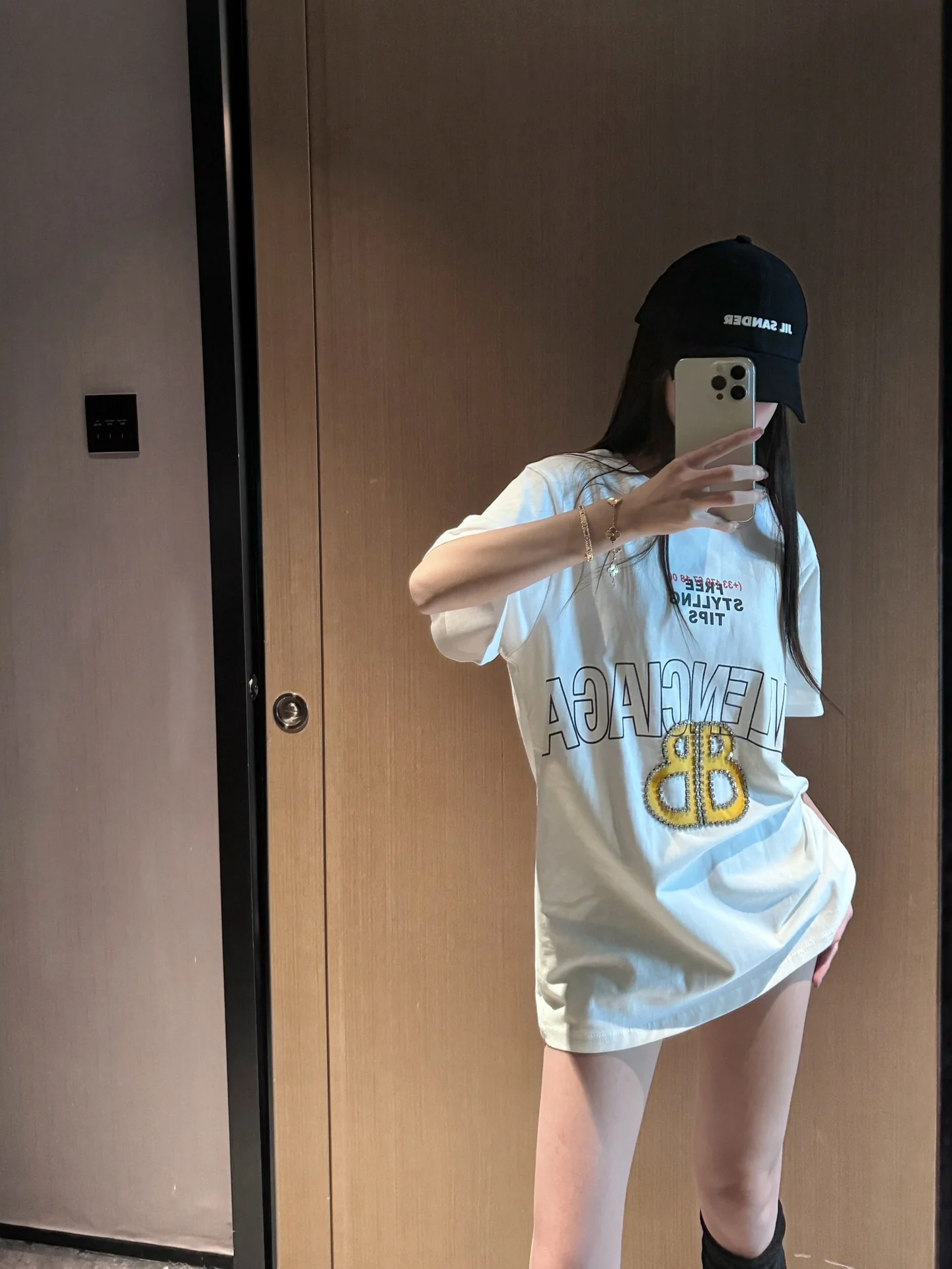 Футболка Balenciaga 2403 с коротким рукавом и стразами BB, свободного кроя, белая.