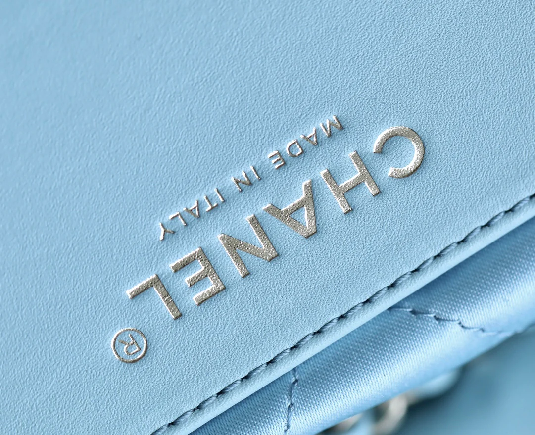 Новинка сезона весна/лето 2023 от Chanel - сумка 22 - мини - молочно-голубой