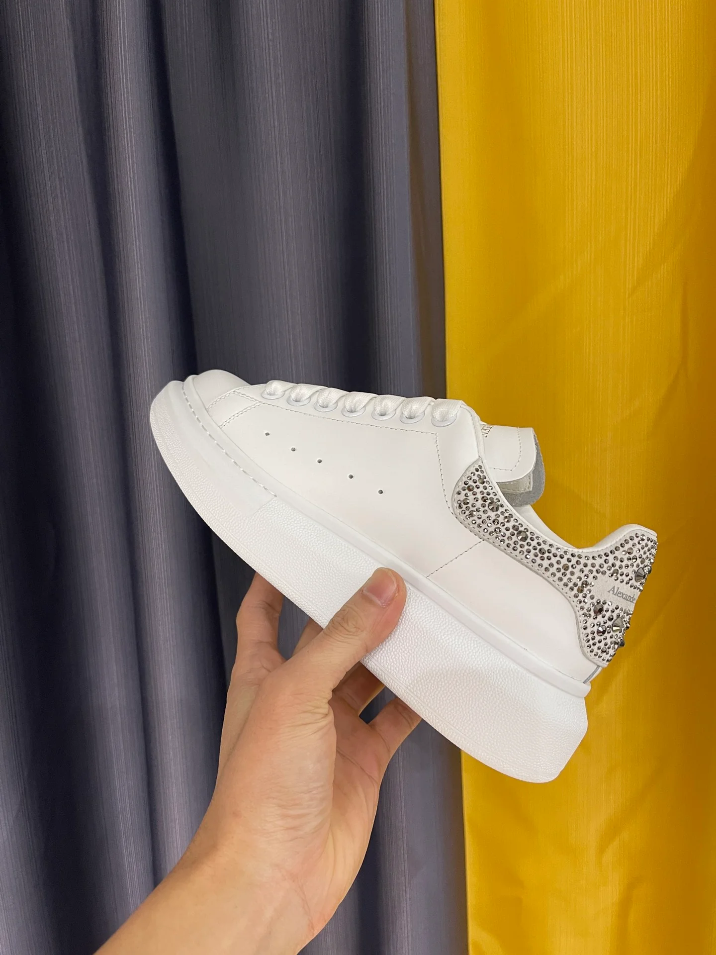 Классические белые кроссовки McQueen - унисекс - серебристый каблук с бриллиантами - премиум-издание