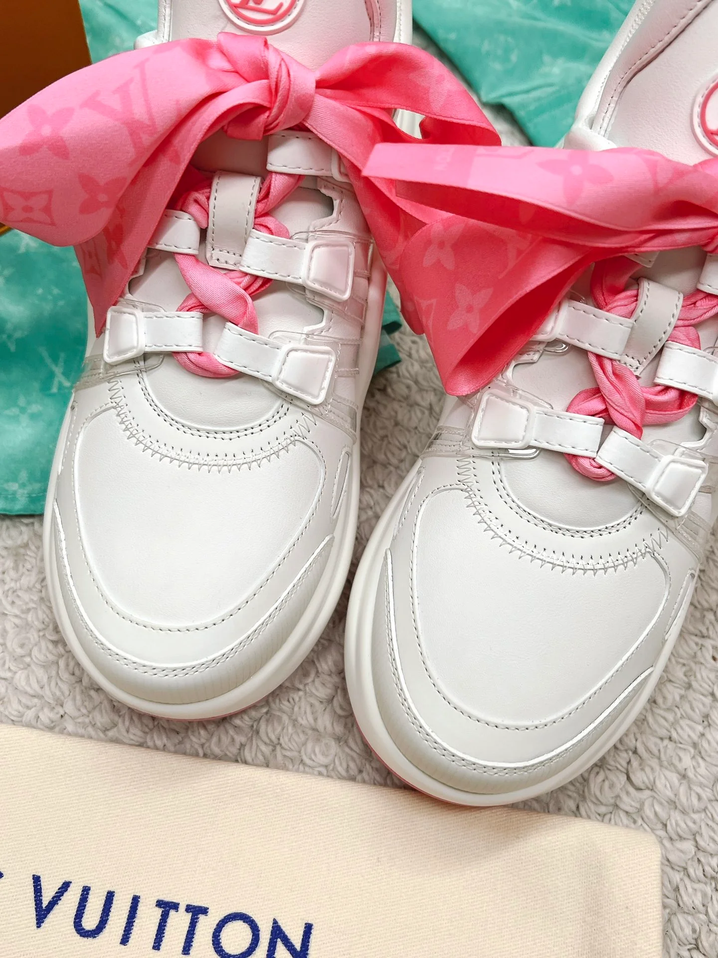 Новые поступления LV Archlight - массивные кроссовки на шнуровке с бабочками - розовые на шнуровке