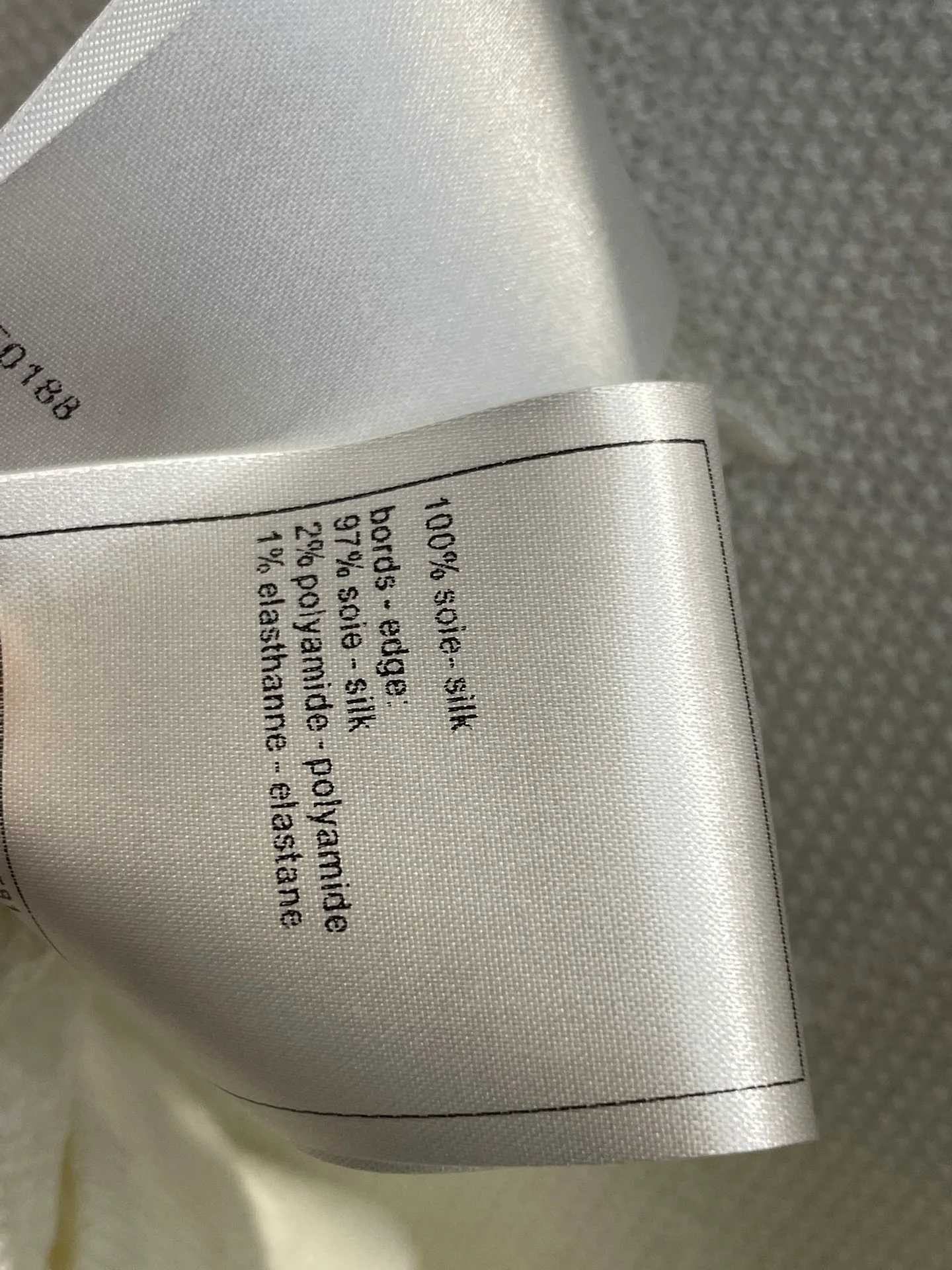 Chanel - Новинка ранней весны 2403-24: длинный жилет из жаккардовой вязки с ромбовидным узором.