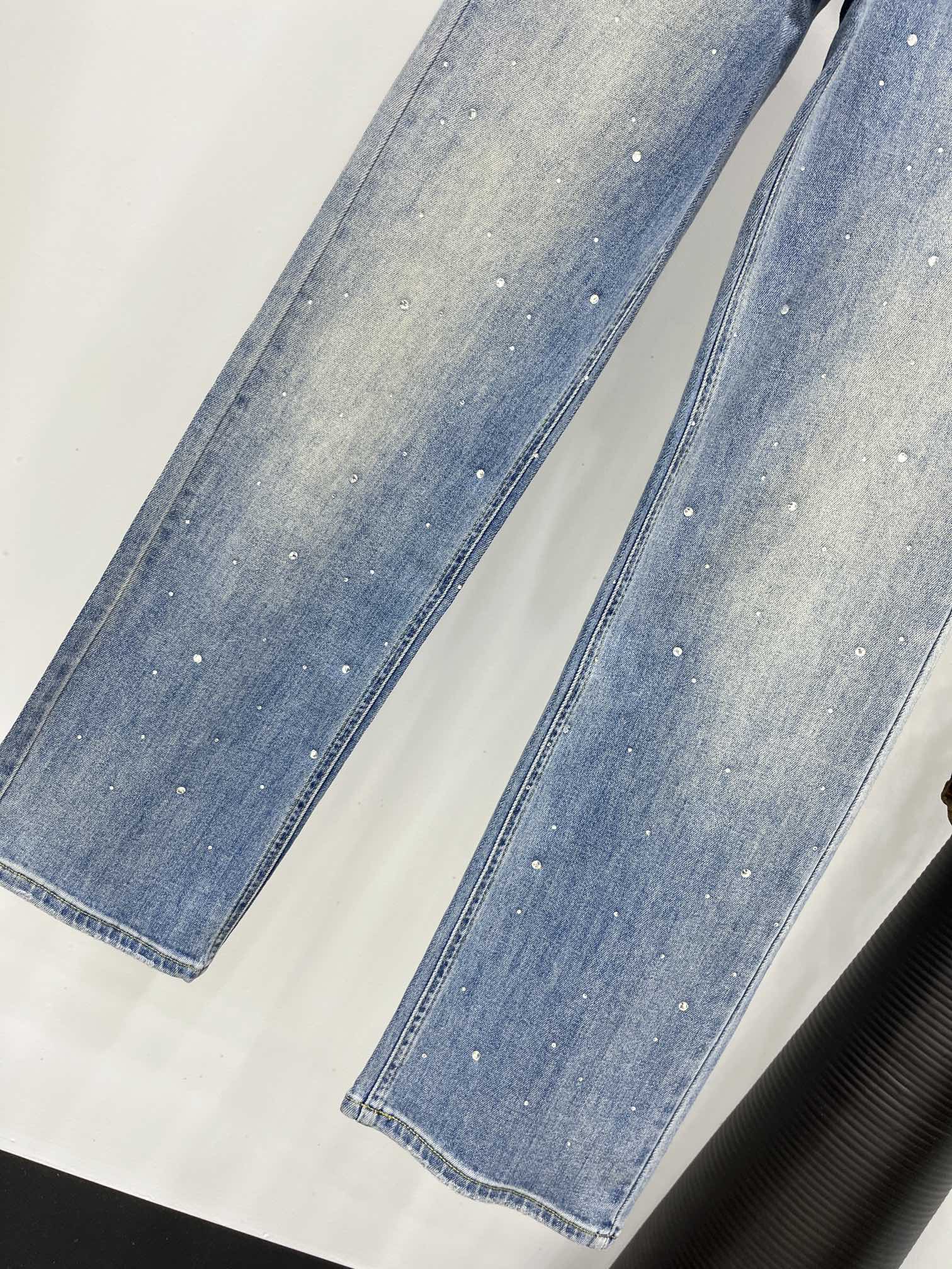 Джинсы Miu Miu-2404 ручной работы с обильным тиснением стразами.