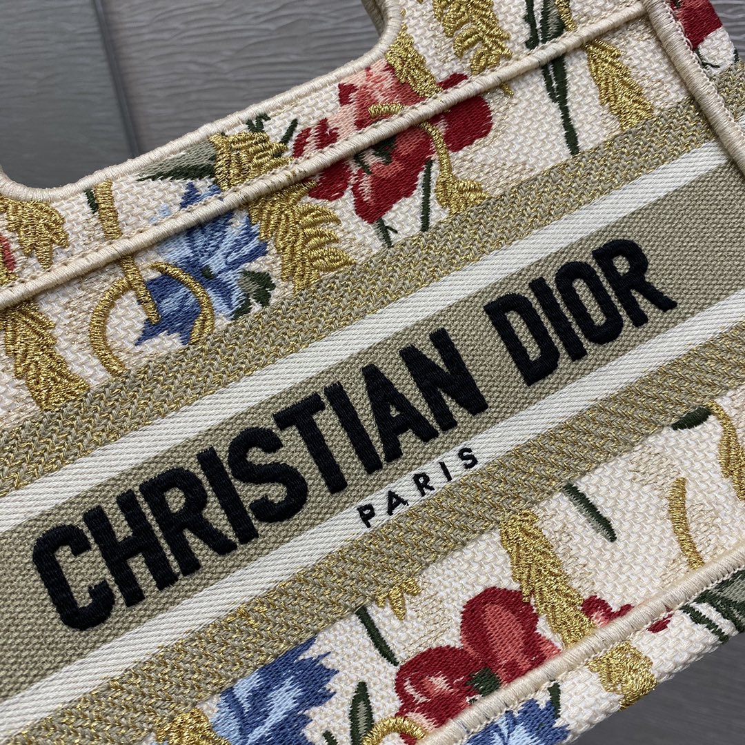 Мини-сумка Dior Book Tote 23 см - Новогодняя лимитированная серия с цветами