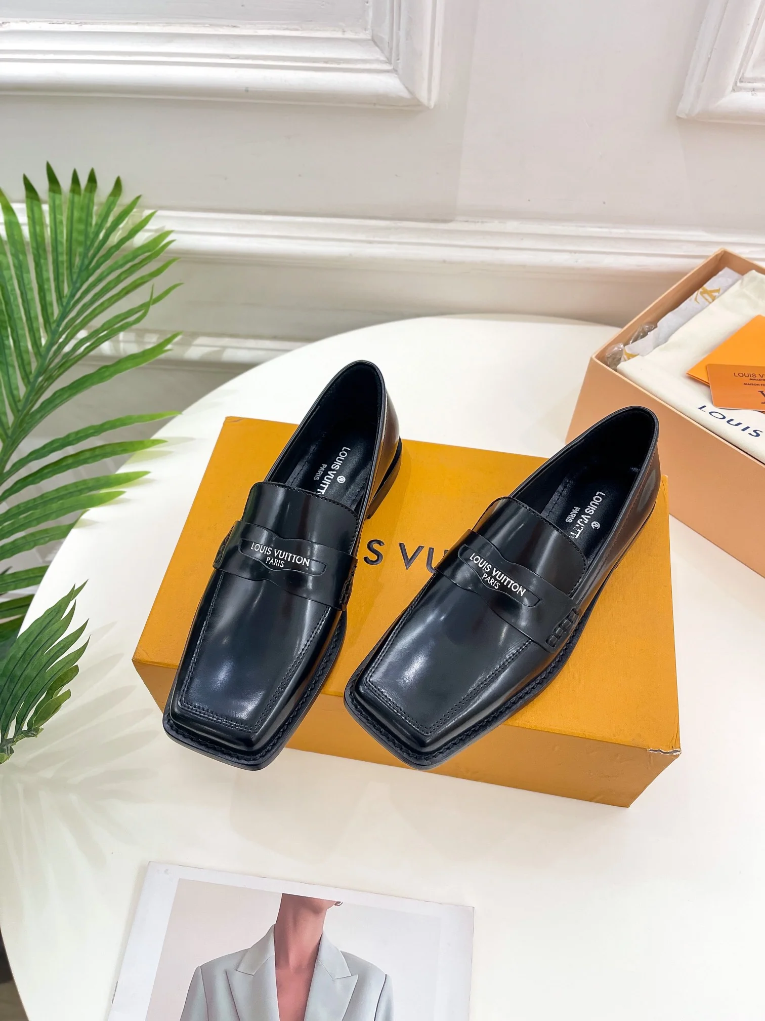 Новинка весны 2023 года от LV — кожаные туфли с квадратным носком.