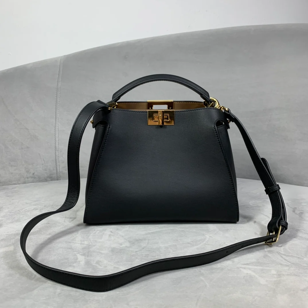 Черная кожаная сумка Fendi Peekaboo