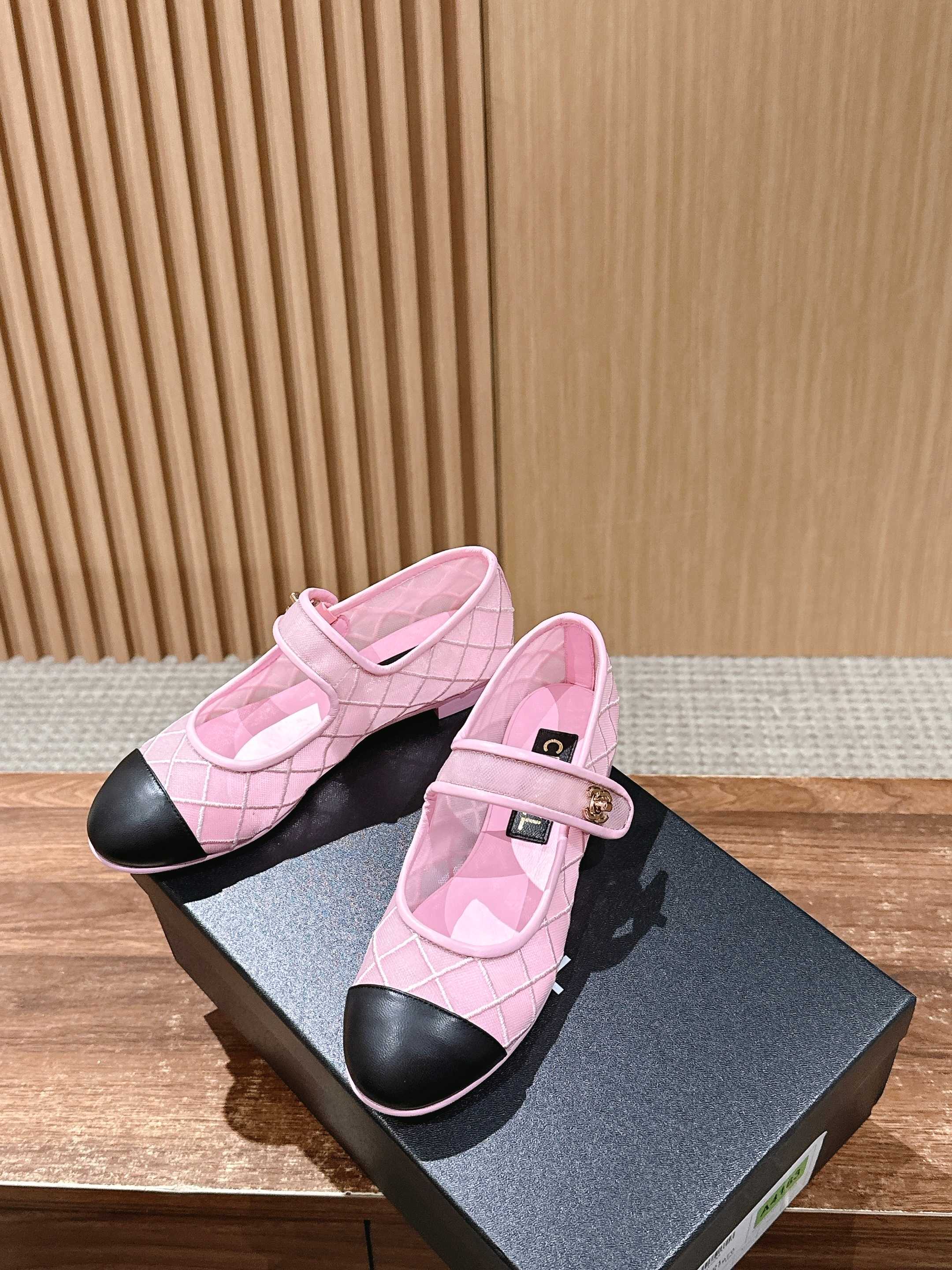 Новинка сезона весна/лето 2025 от Chanel - сетчатые туфли Мэри Джейн - розовые