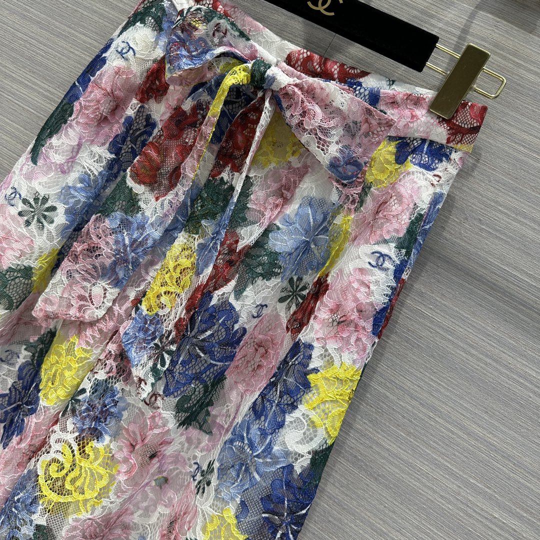 Chanel 2404 - Брюки с широкими штанинами, украшенные кружевным принтом, в стиле 