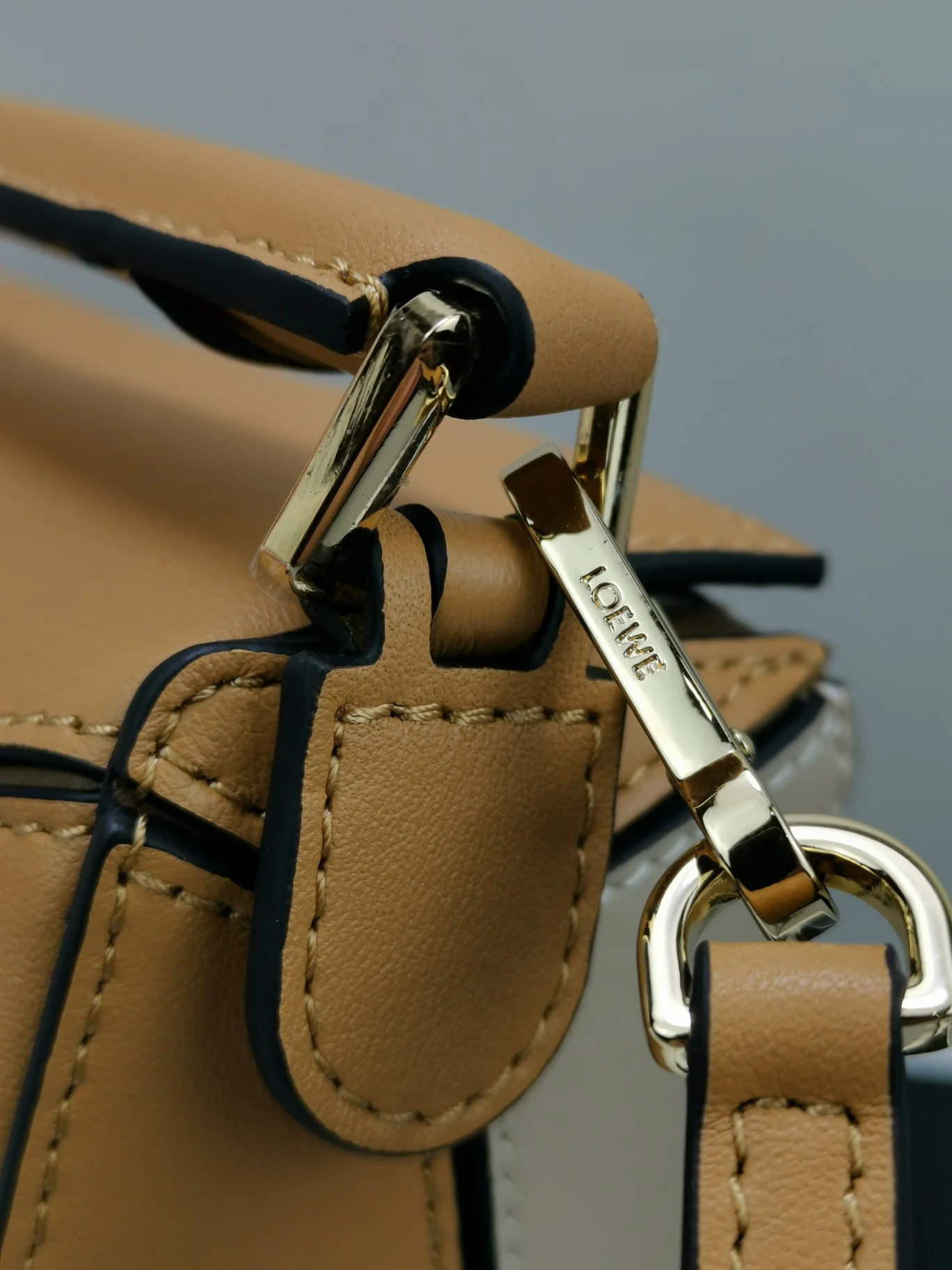 Мини-сумка Loewe Puzzle Bag из телячьей кожи - 17