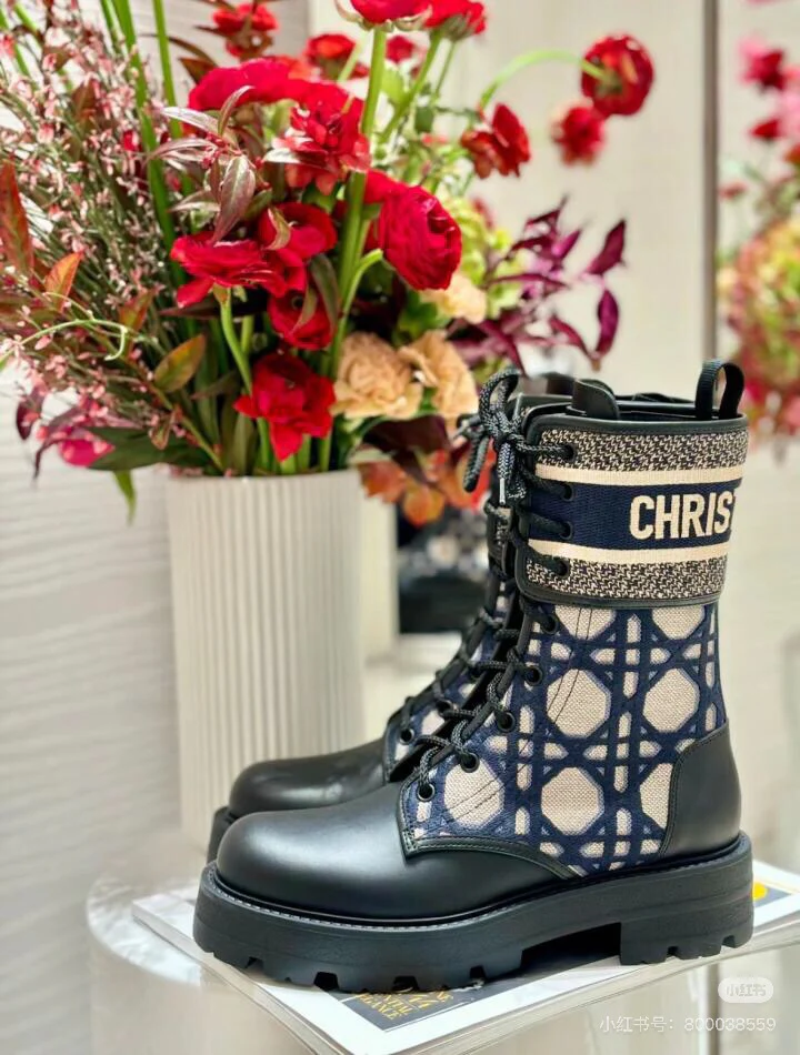 Ботинки Dior Dr. Martens средней высоты, модель 2024 года, цвет кофейно-коричневый.