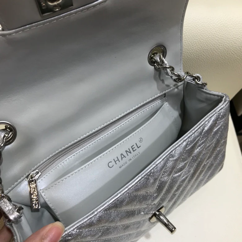 Коллекция Chanel Весна/Лето 2018 - Плиссированная металлизированная кожа - Телячья кожа - Сумка CF - 20 см