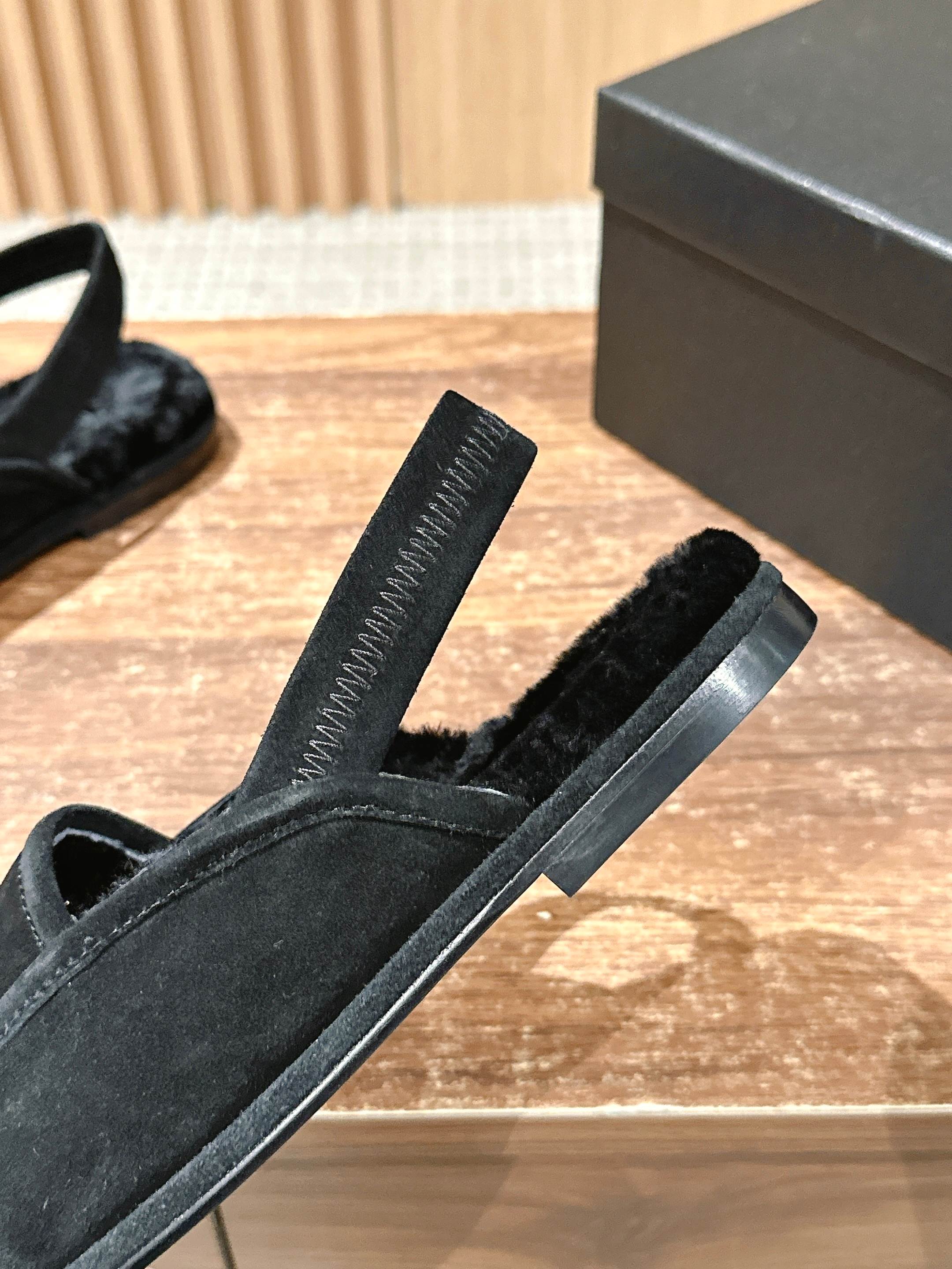 Новая коллекция Chanel 2025 года, начало осени: меховые туфли из черной замши.