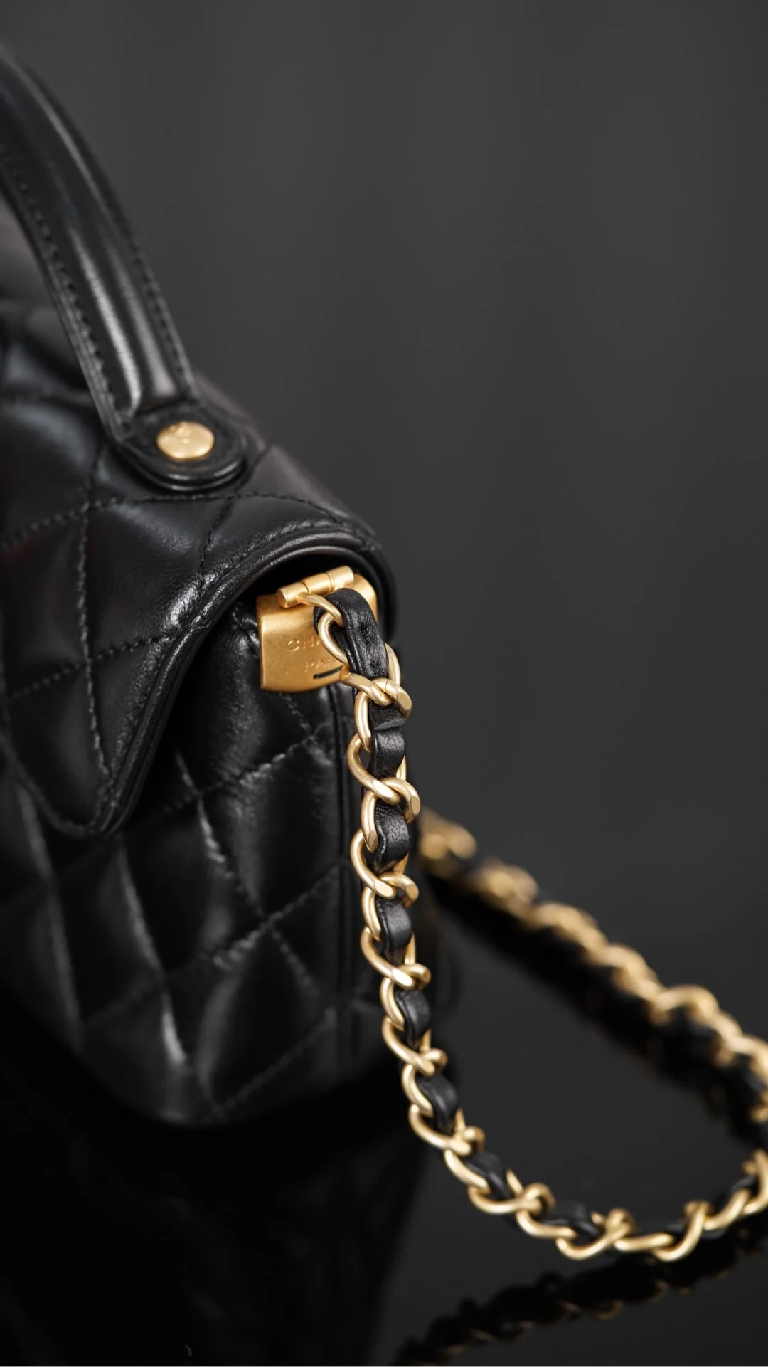 Chanel 25p - Сумка с горизонтальной ручкой и клапаном - Черно-золотая