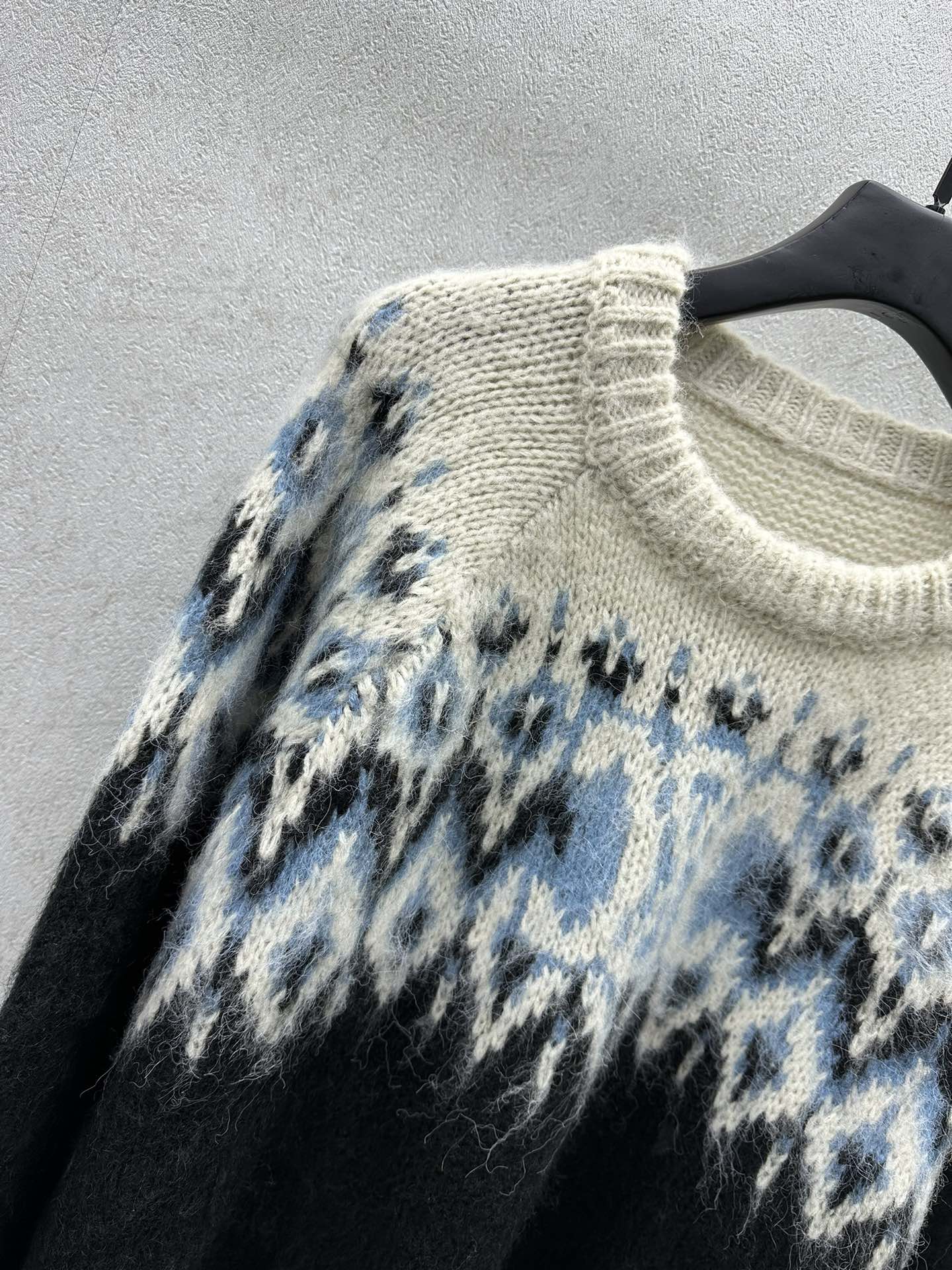 Celine-2403-24 Новинка: Свитер в том же стиле от Тан Янь