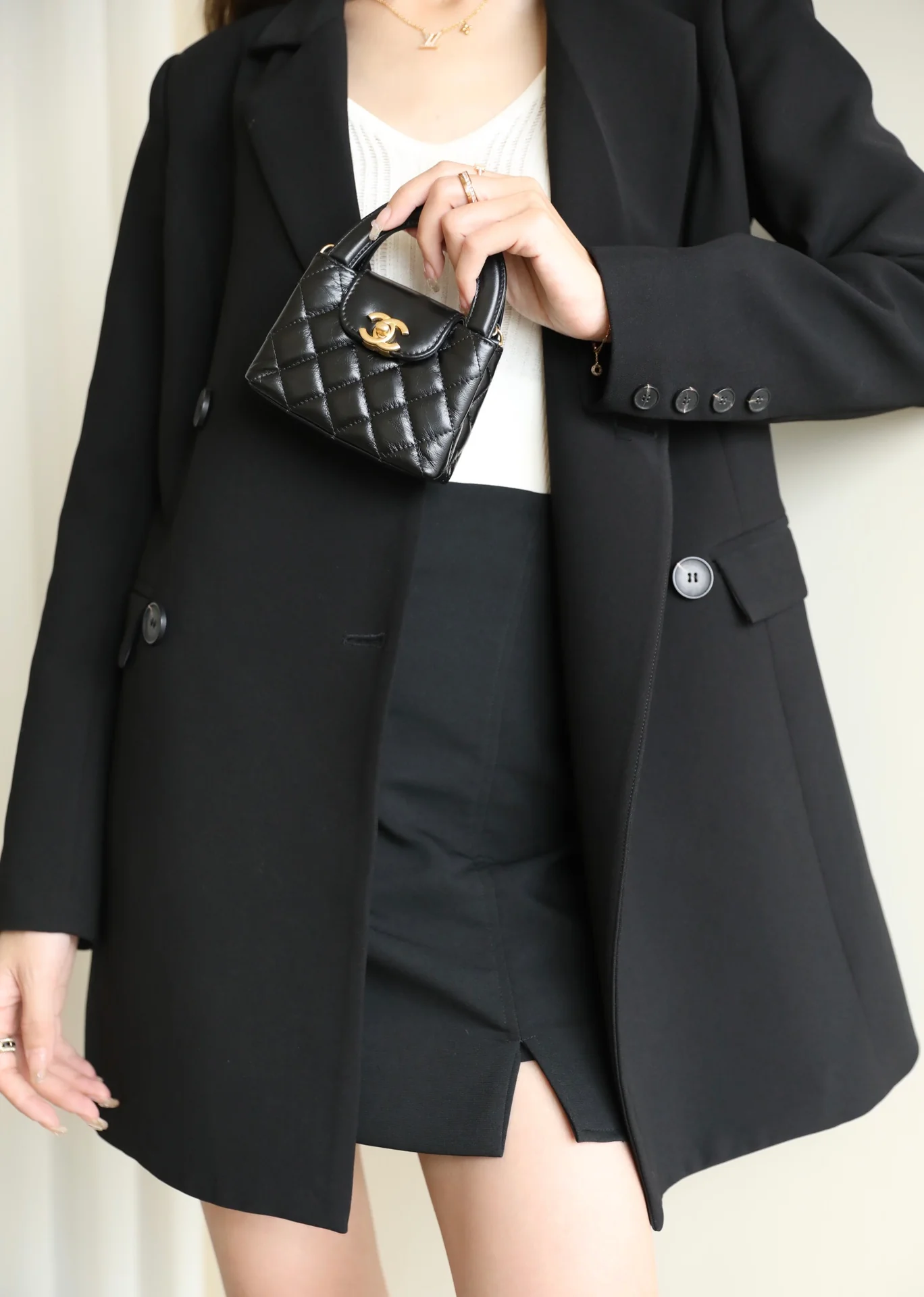 Миниатюрная сумочка Chanel Kelly на цепочке, черная.