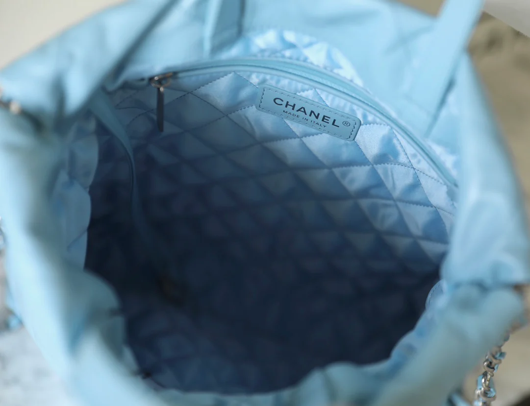 Рюкзак Chanel из телячьей кожи, светло-голубой, с золотой фурнитурой.