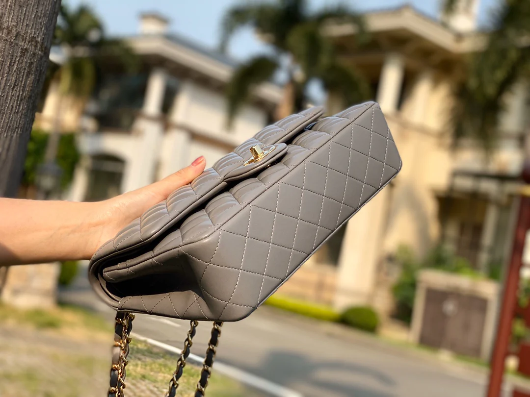 Классическая сумка Chanel из овечьей кожи CF — элегантная серая с золотой фурнитурой — 25 см