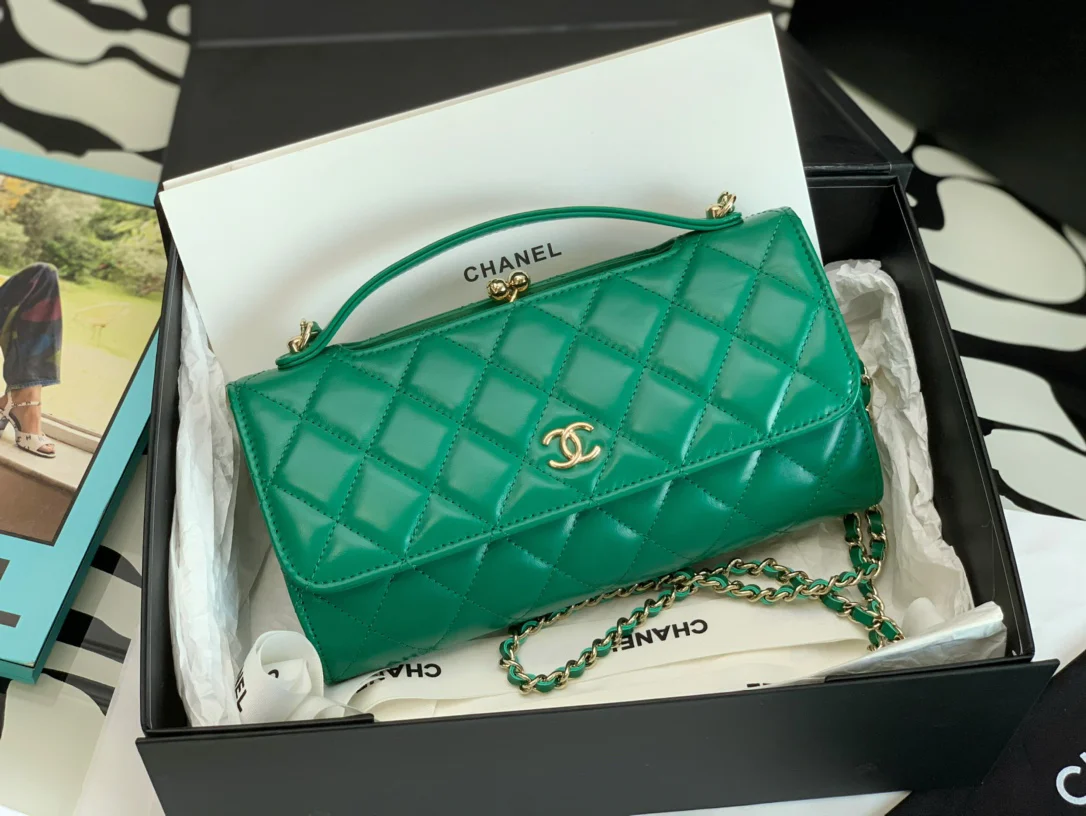 Новая вечерняя сумочка Chanel 2022 года - зеленая.