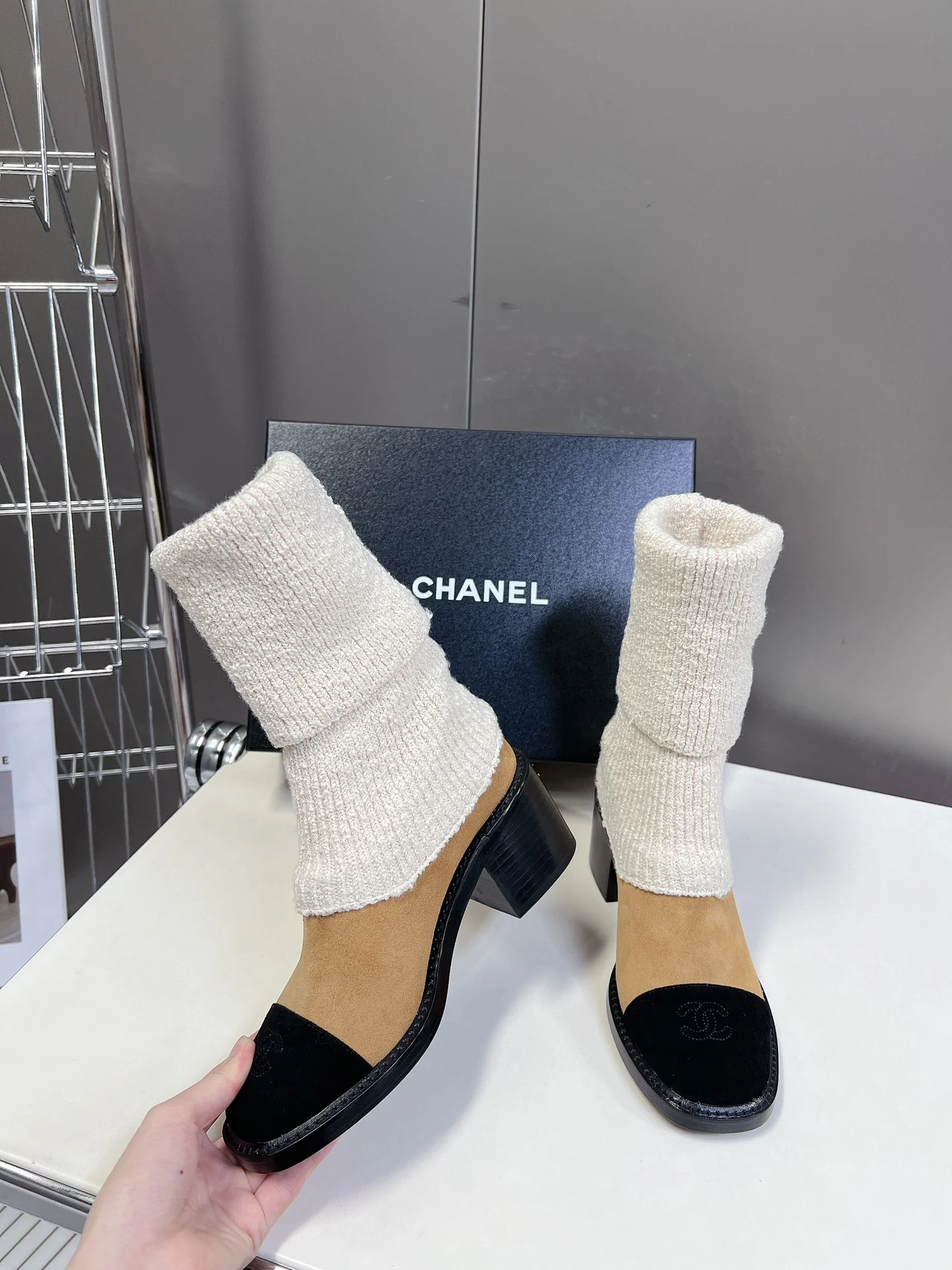 Ботильоны-носки на высоком каблуке Chanel 2024 года - белые