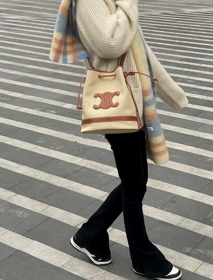 Сумка-ведро Celine Seau Marin на завязках из желто-коричневой ткани.