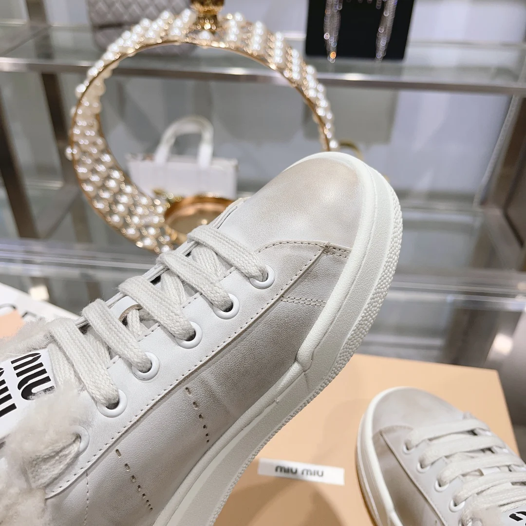 Новинка осенне-зимней коллекции Miu Miu 2023 — Белые кроссовки на флисовой подкладке — Повседневная обувь — Бежевый/Серый