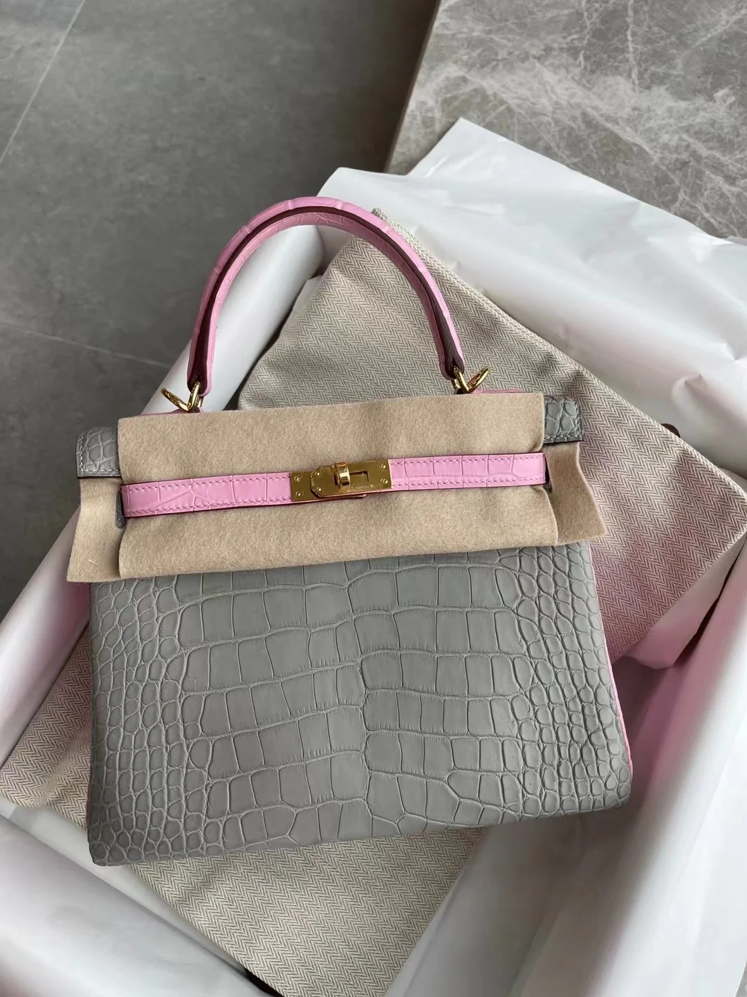 Сумка Hermes Kelly 25 Square Matte Crocodile - 08 Pearl Grey с розовой пряжкой 5p - Gold Buckle