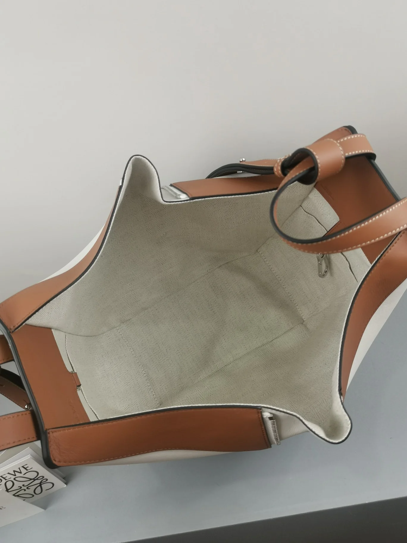 Гамак Loewe, маленький, 13,5x25x30 см, в горчично-белую полоску, однотонная кожа.