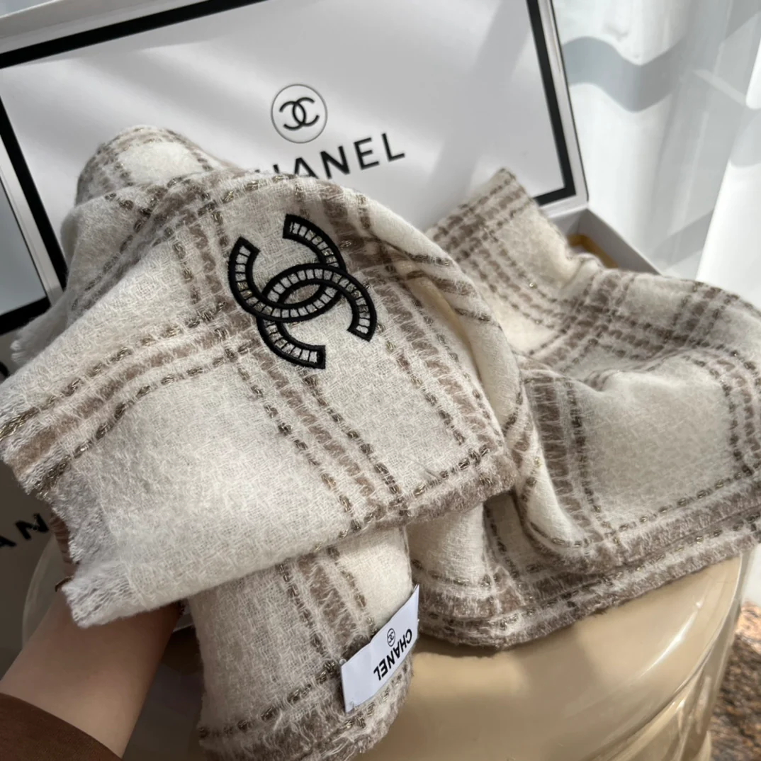 Chanel - Большой шарф с золотой отделкой - 75-200 см - Высококачественный импортный кашемир
