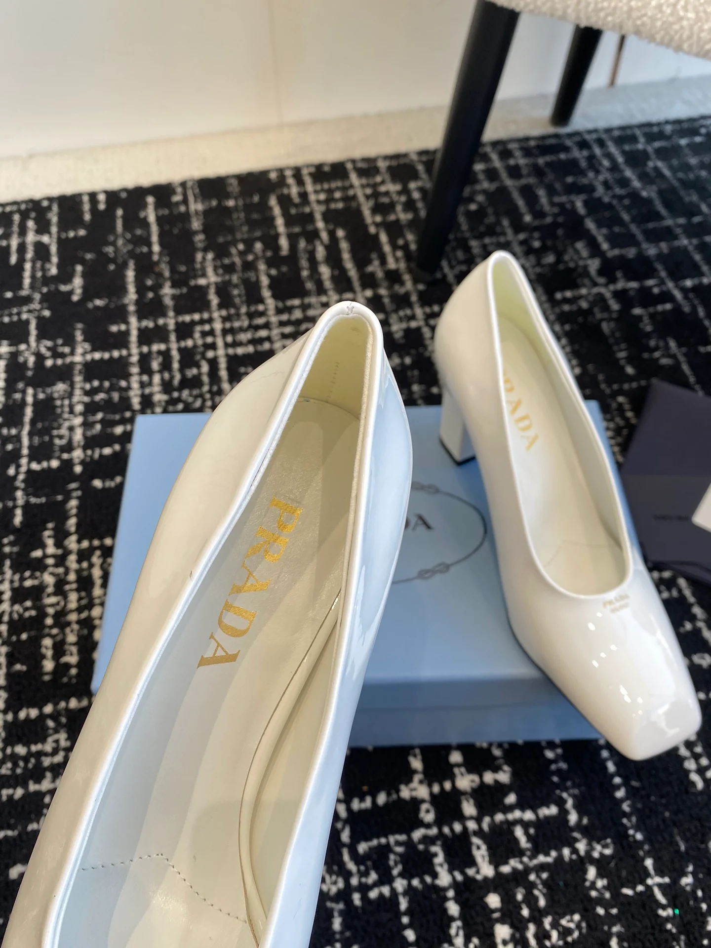 Балетки Prada 2024 на массивном каблуке с квадратным носком - белые