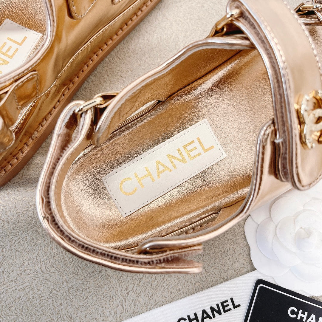 Chanel - Золотистые кожаные сандалии в клетку