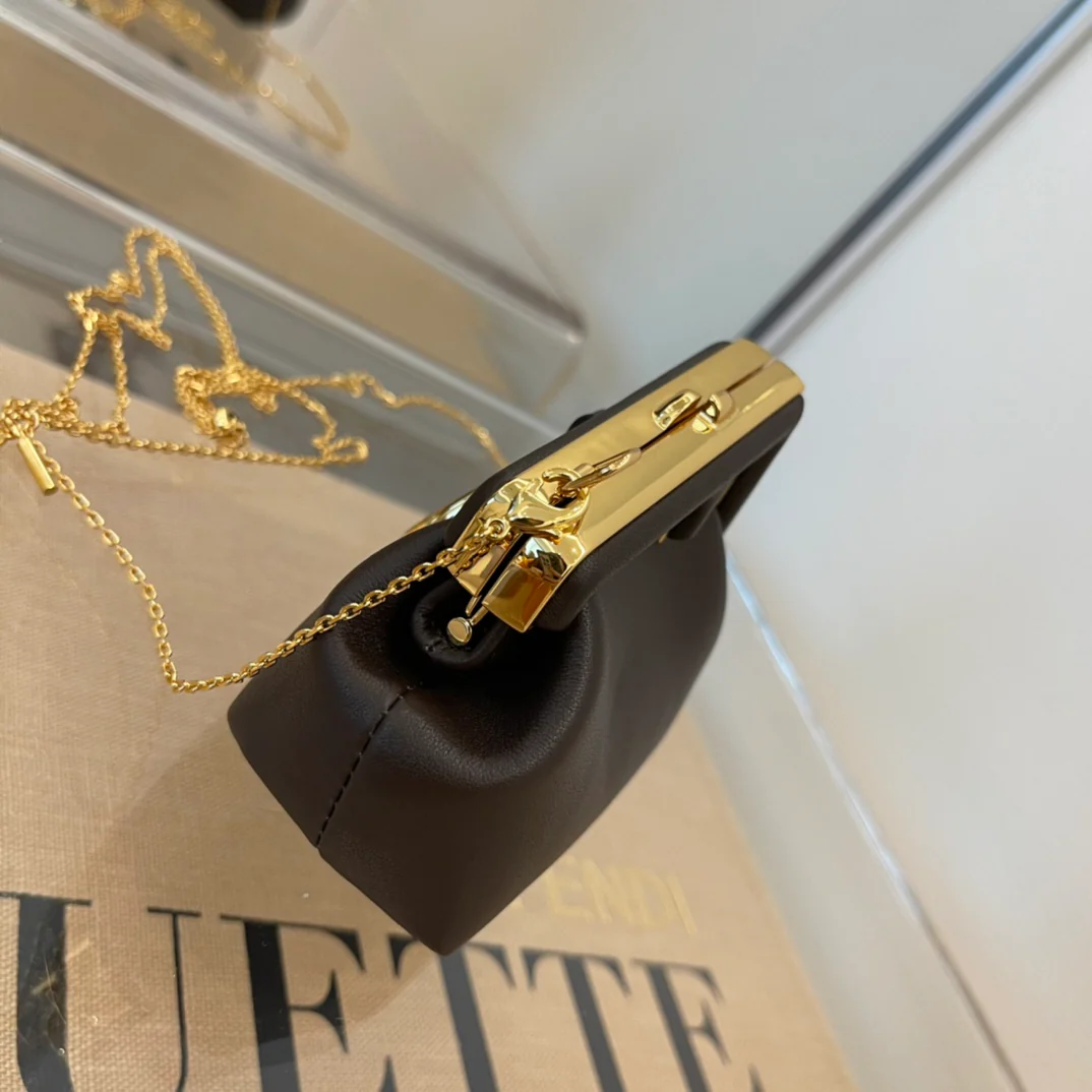 Первый шарм от Fendi - темно-коричневая кожа наппа.