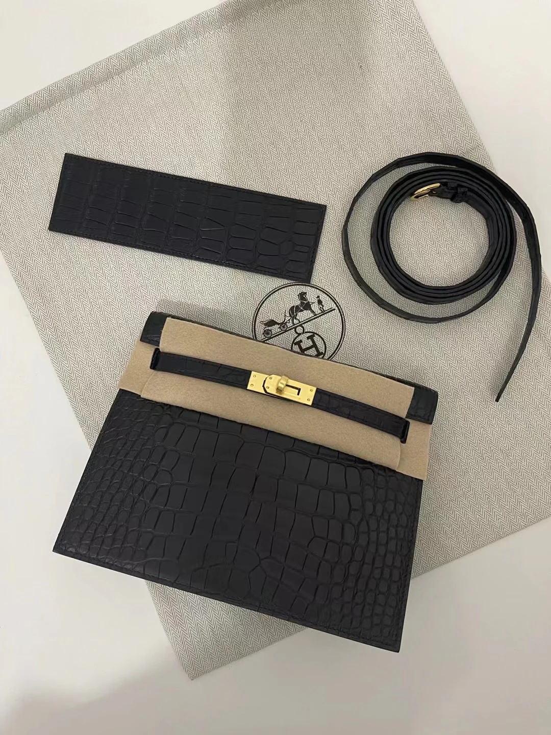 Hermes Kelly Danse, черная крокодиловая кожа с золотой пряжкой