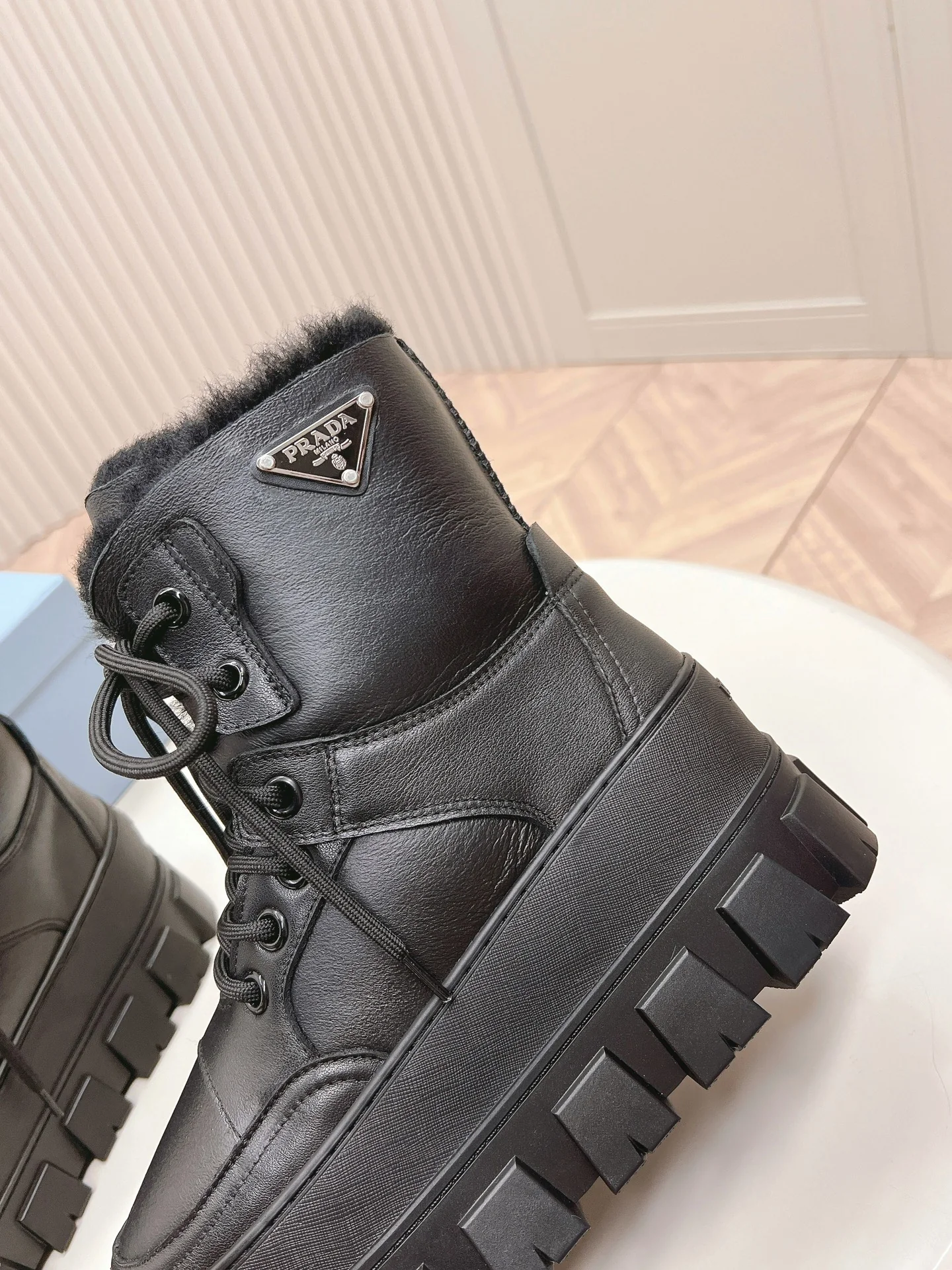 Шерстяные зимние ботинки Prada 2024 на платформе - черные