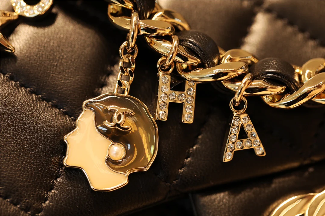 Миниатюрный кулон-значок Chanel CF