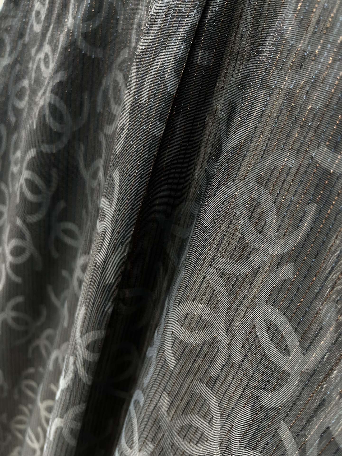 Рубашка Chanel 2403 с двойным С-образным воротником и темным узором - черная