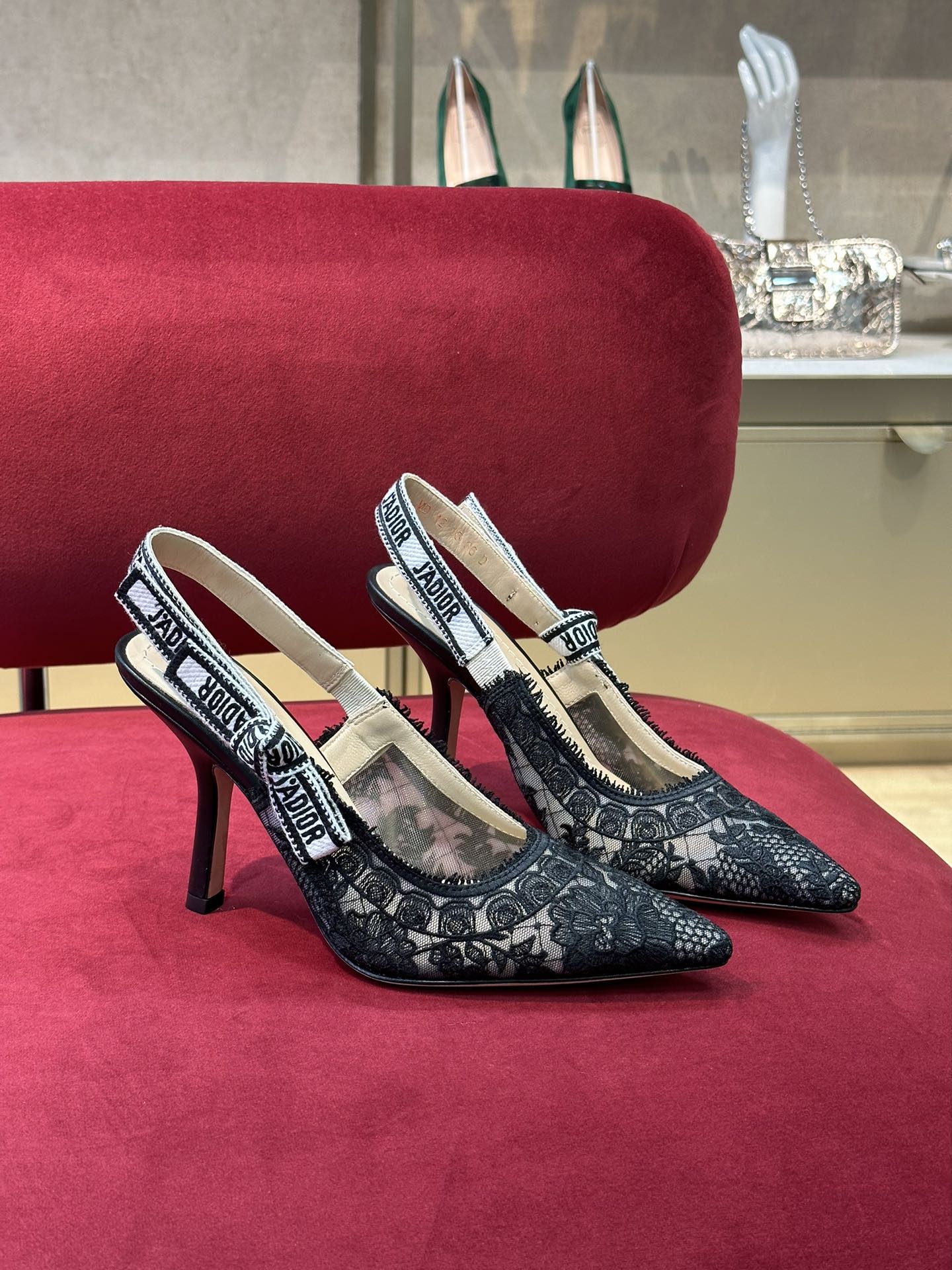 Кружевная коллекция Dior весна/лето 2023 - Босоножки на шпильке с узором ?Розовые бутоны?