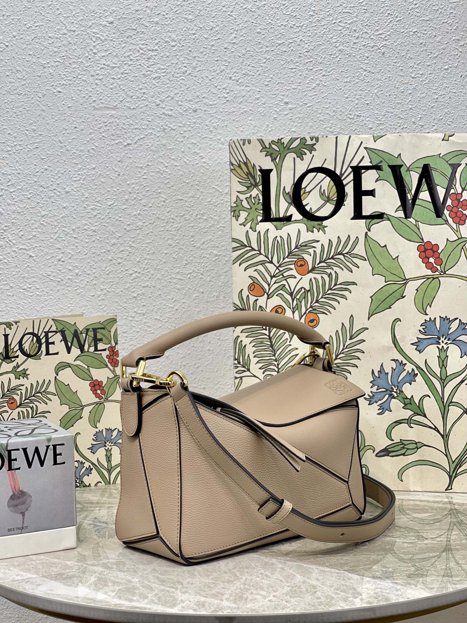 Сумка Loewe Puzzle из телячьей кожи, бежевого цвета.