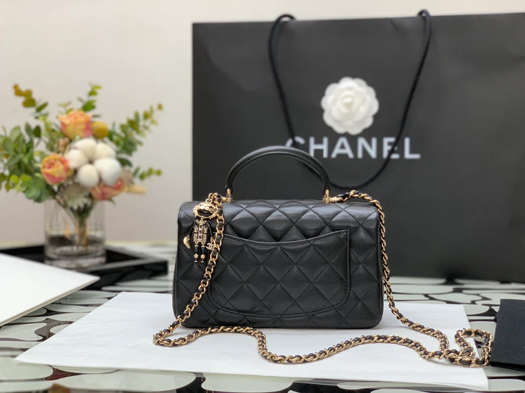 Коллекция Chanel Весна/Лето 2022 - Сумка-клапан на запястье - Овечья кожа