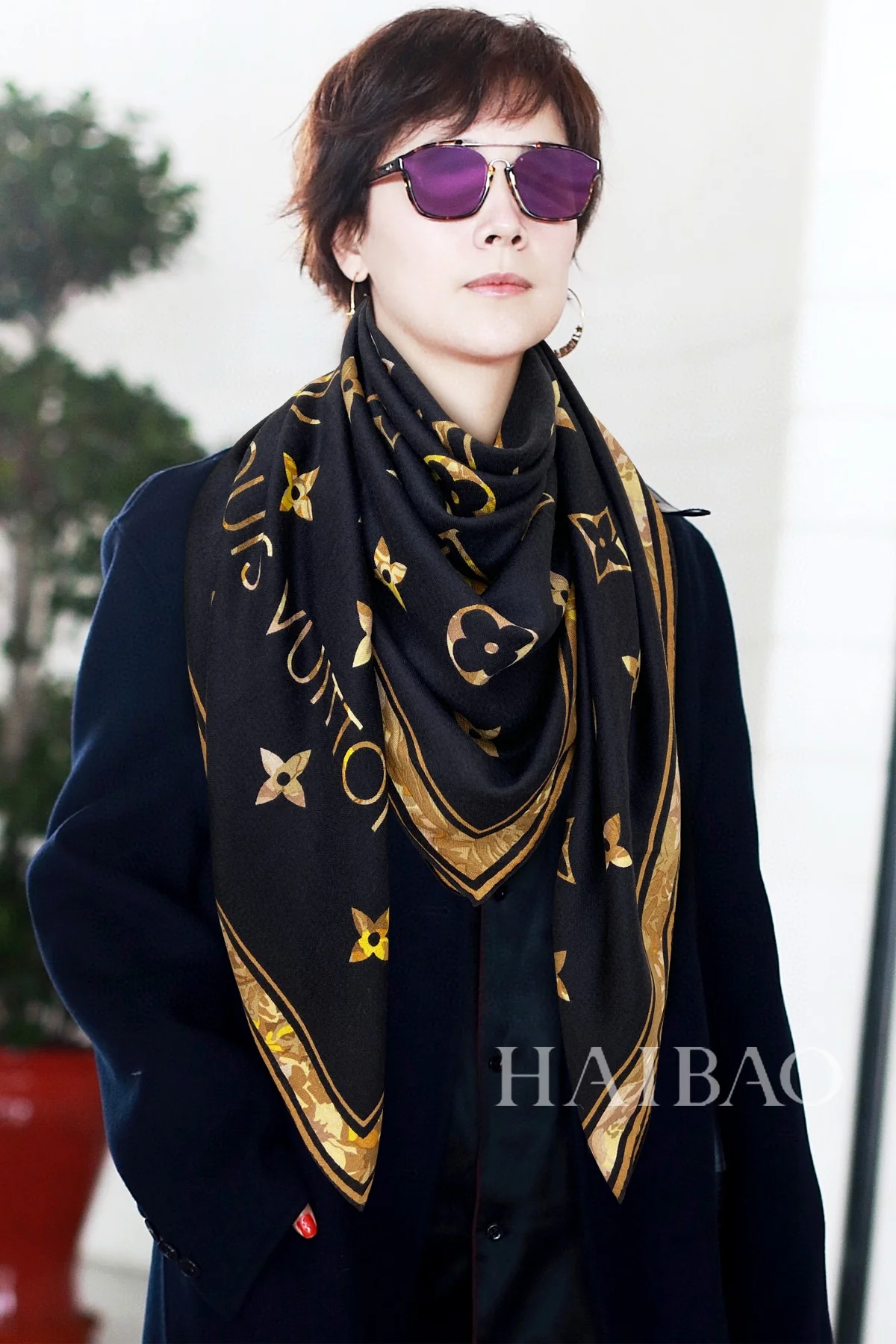 Квадратный шарф LV с цветочным монограммом - 140 см. Состав: 70% кашемир, 30% шелк, 2% хлопка.