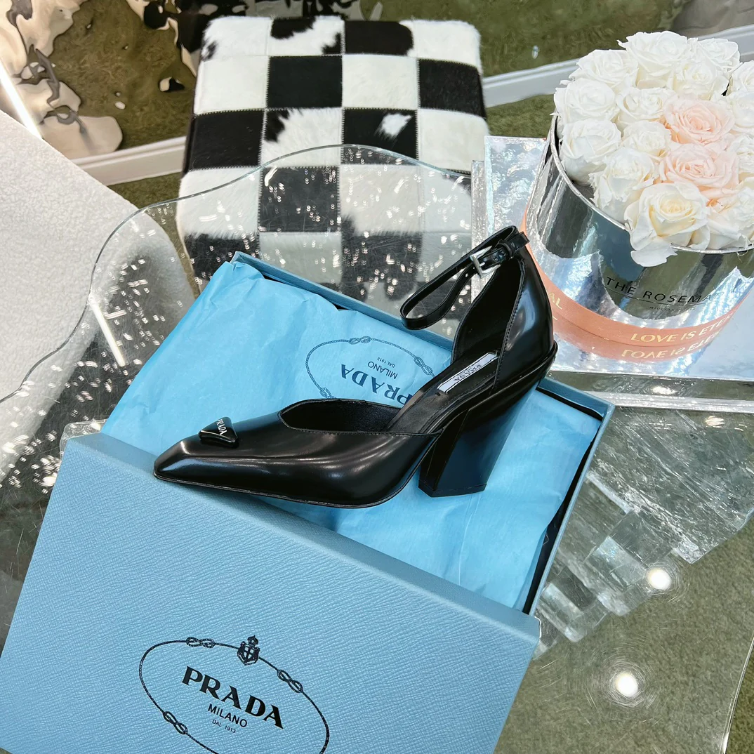 Новинки Prada весна/лето 2023 - Коллекция Мэри Джейн - Туфли на массивном каблуке - Черные