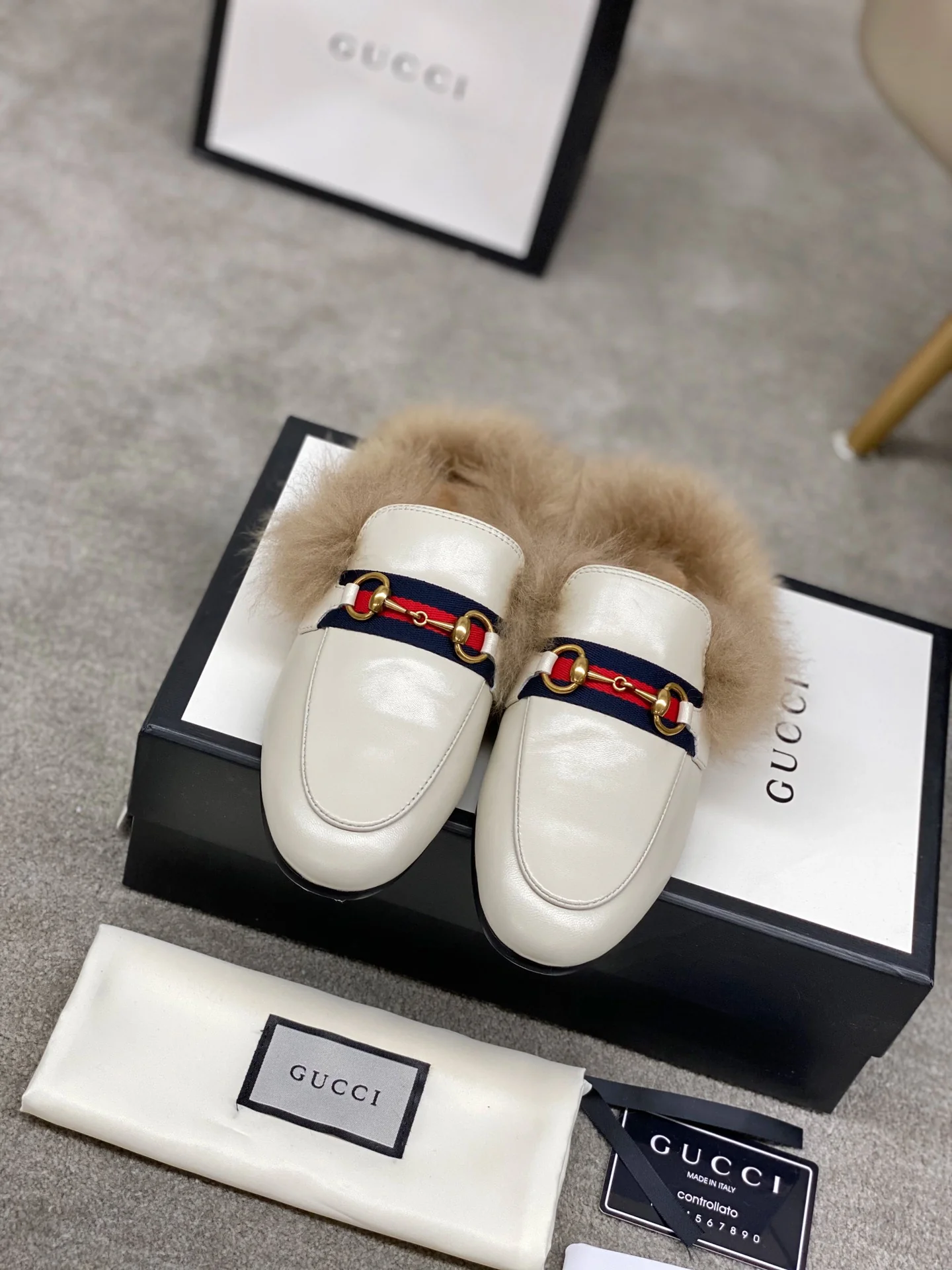 Бутик Gucci 2020 — Последние модели с подиума — Меховые тапочки — Белые с пряжкой в ??виде седла