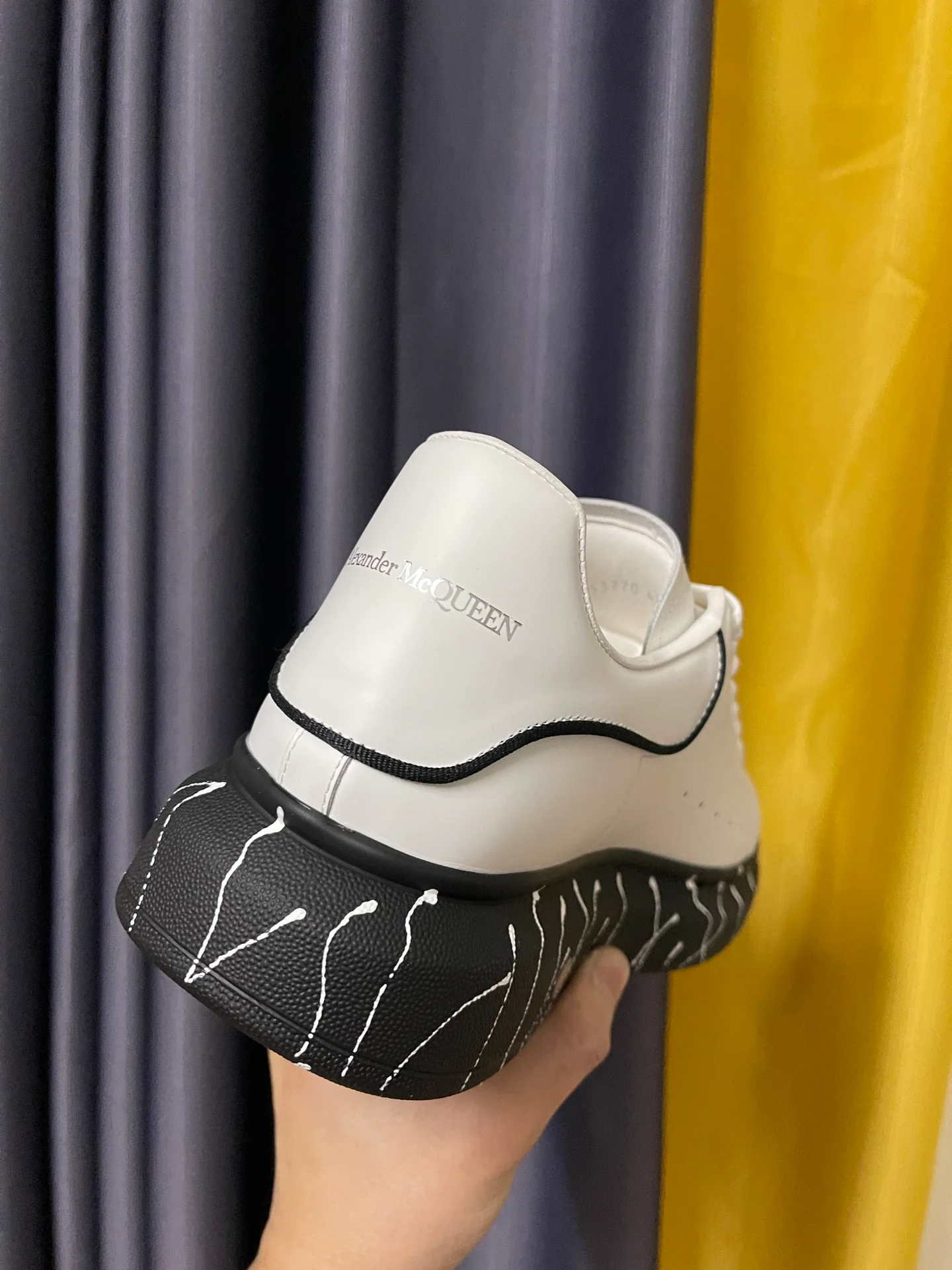 Классические белые кроссовки McQueen - унисекс - полностью белая кожа - белые граффити на черной основе